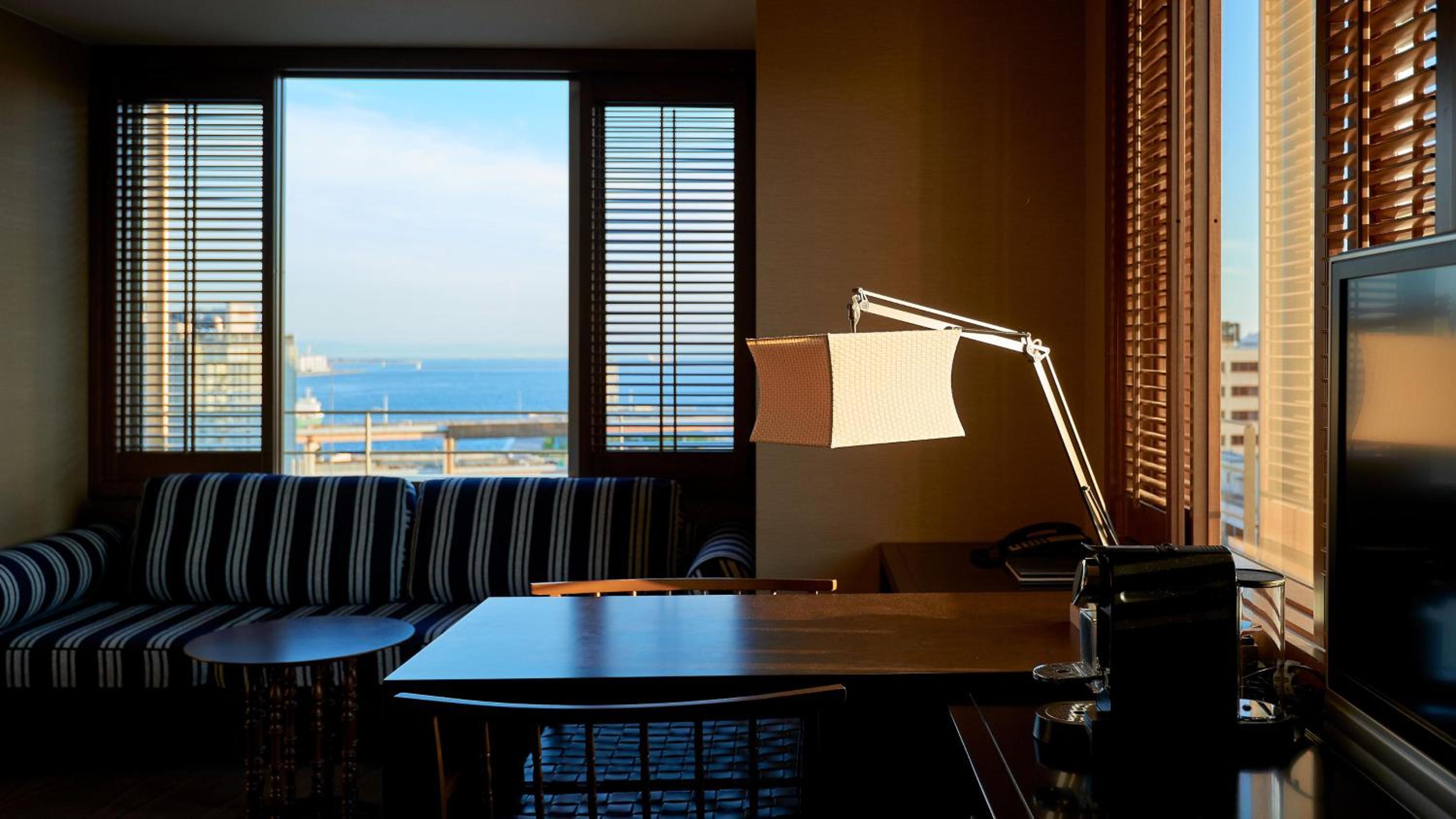 Club Deluxe King Room (Corner Room)- Harbor Side with Complimentary Minibar - Photo 4