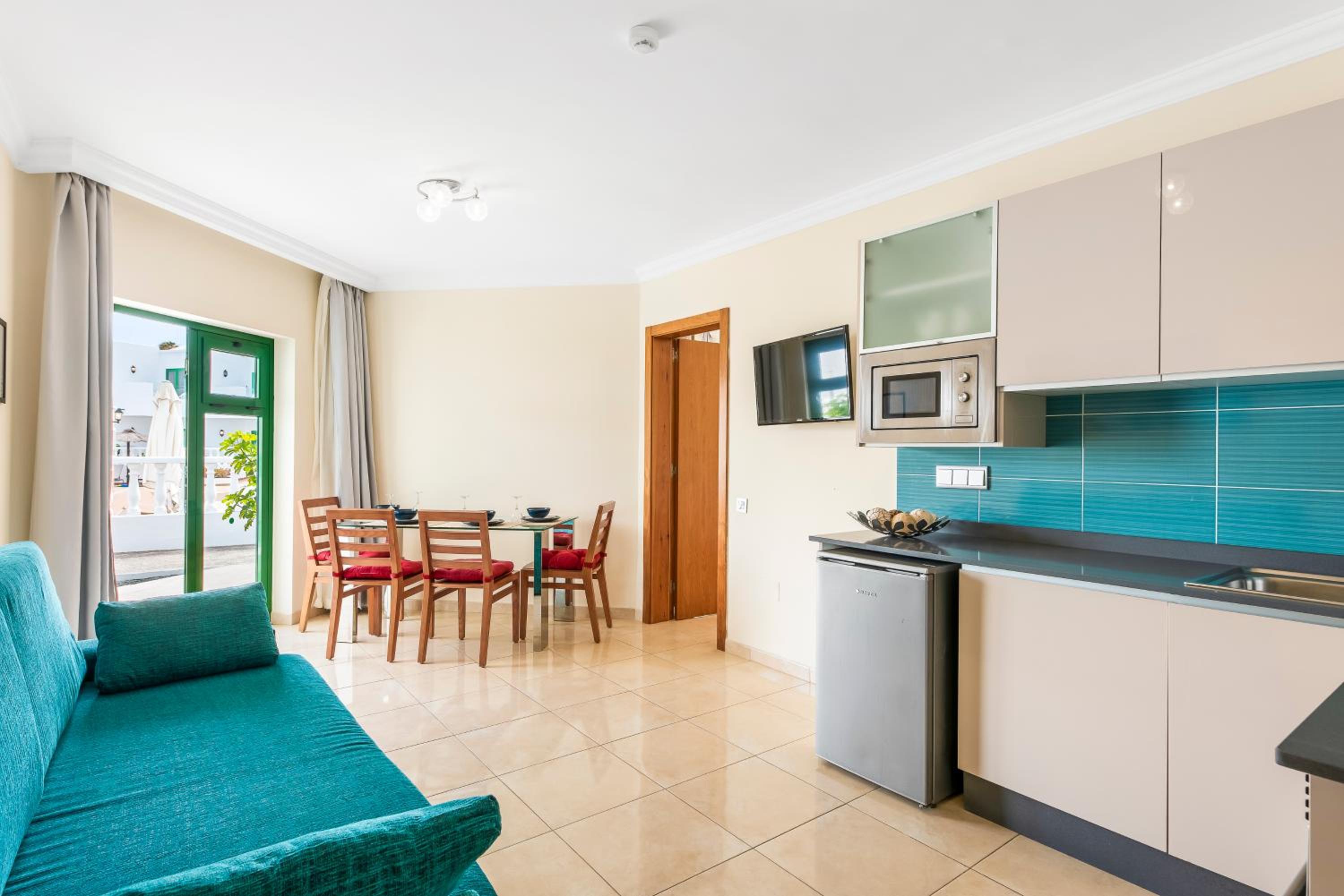 One-Bedroom Premium Sunny Apartment photo 2