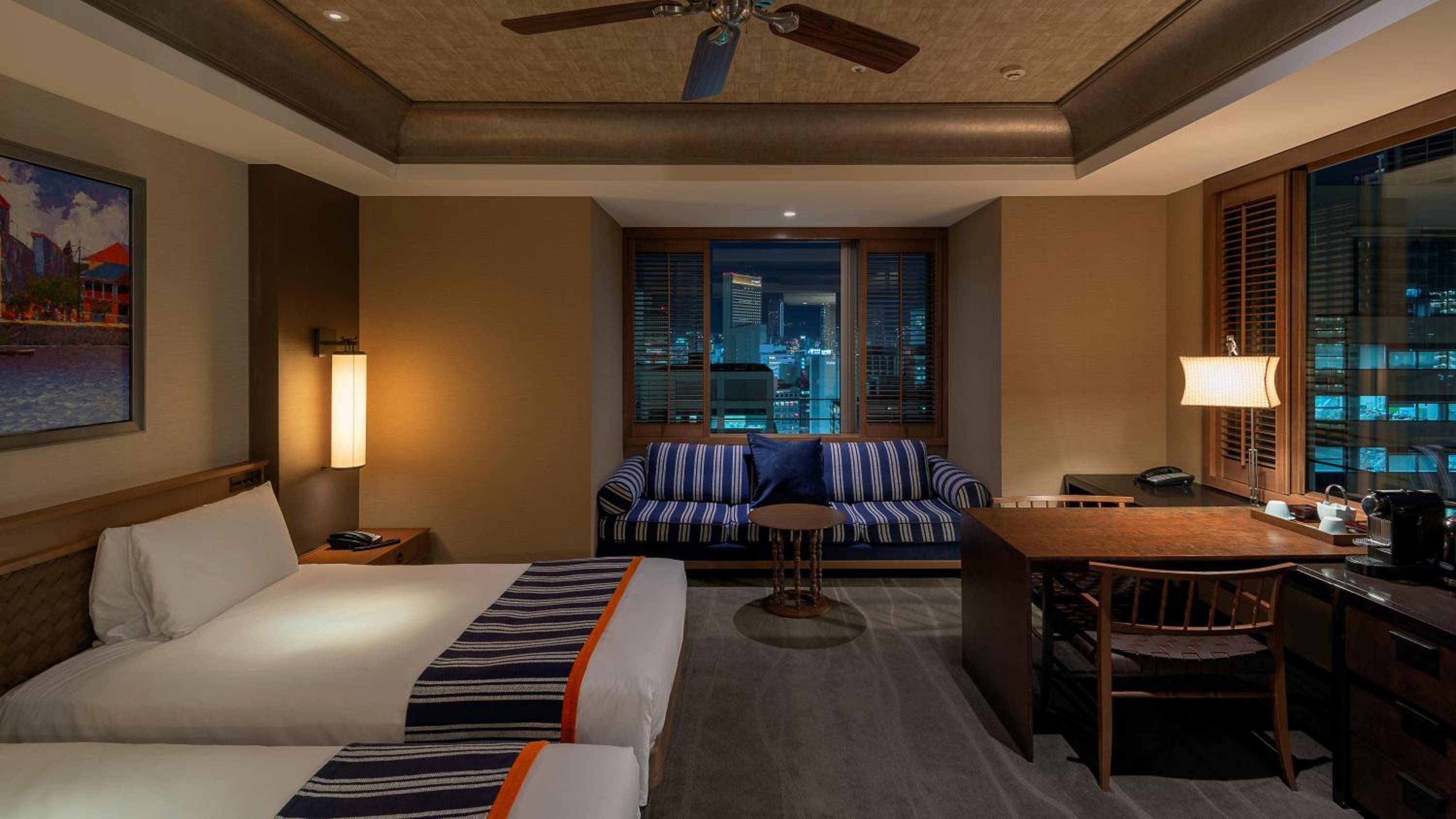 Club Deluxe Twin Room (Corner Room) - City Side with Complimentary Minibar - Photo 4