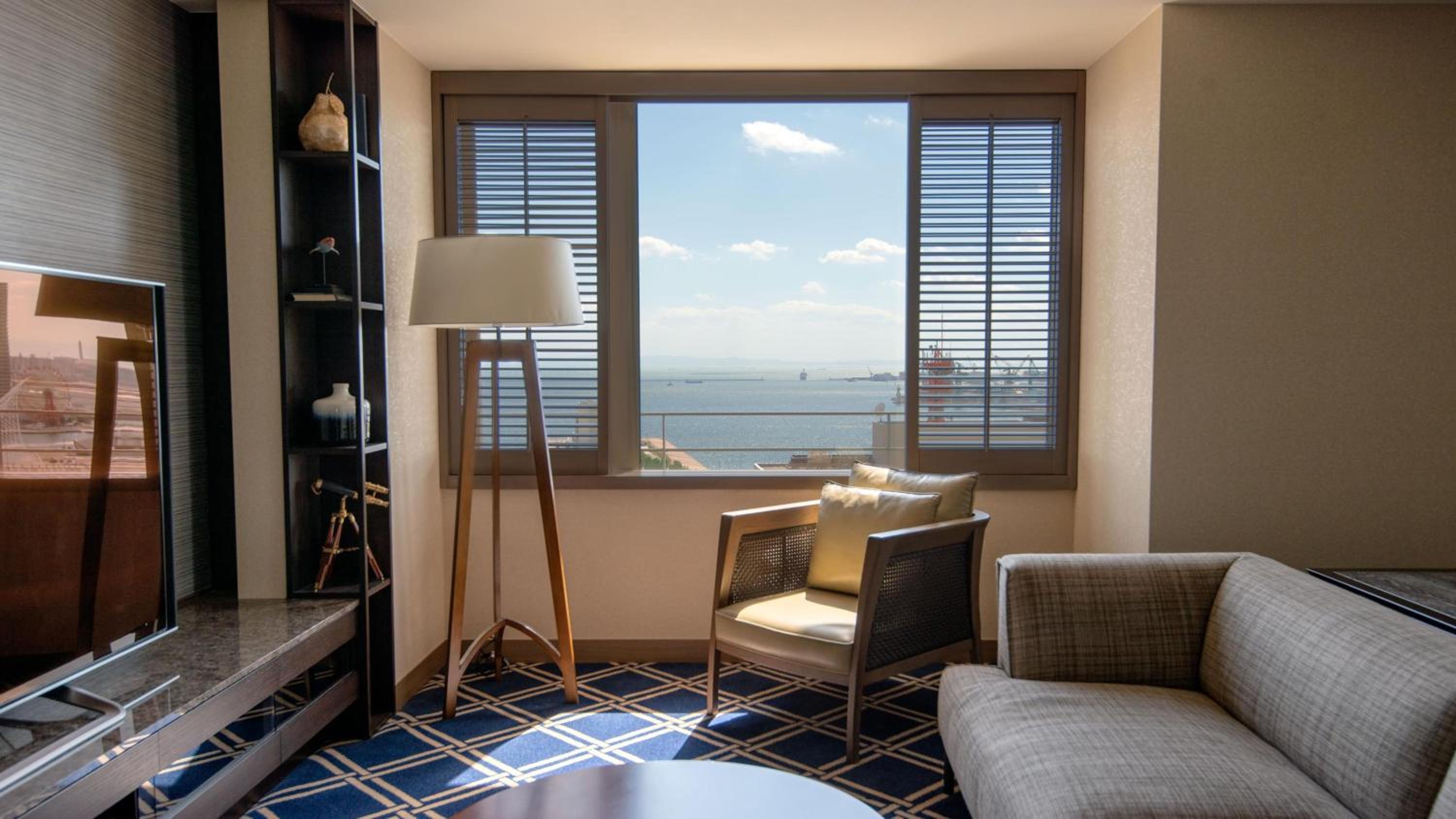 King Junior Suite on Higher Floor with Complimentary Mini-bar - Photo 5