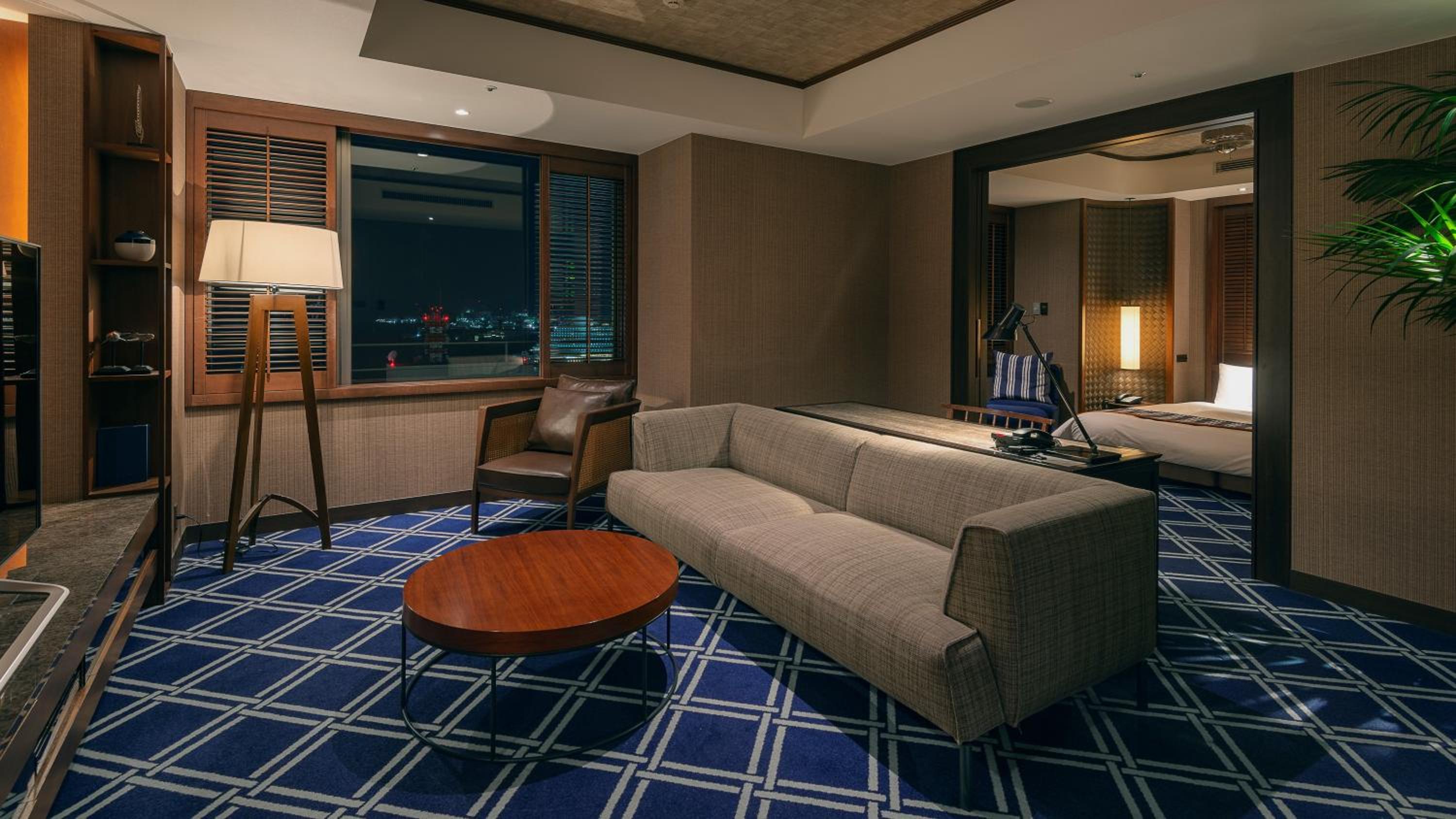 King Junior Suite on Higher Floor with Complimentary Mini-bar - Photo 1