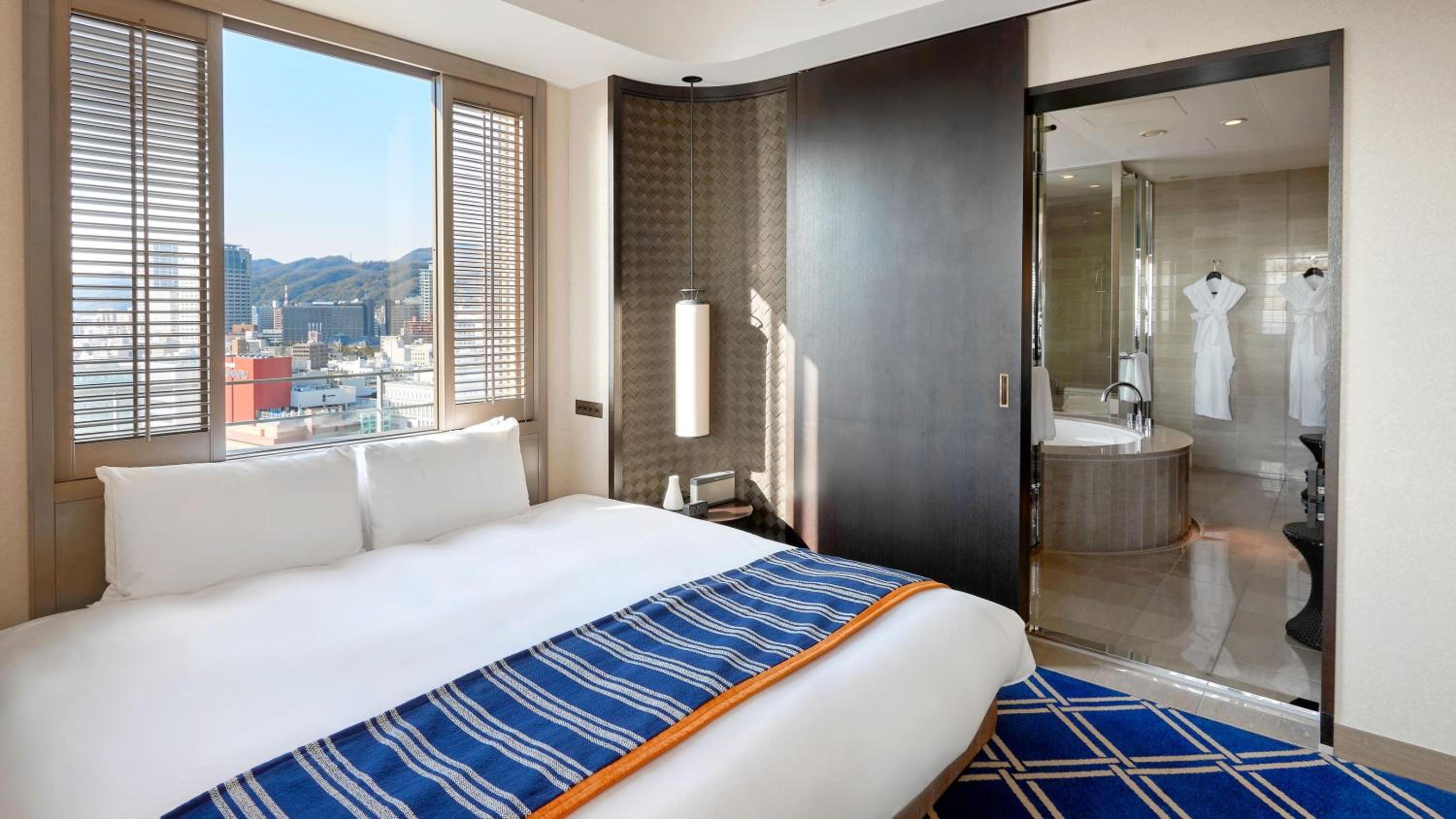 King Junior Suite on Higher Floor with Complimentary Mini-bar - Photo 2