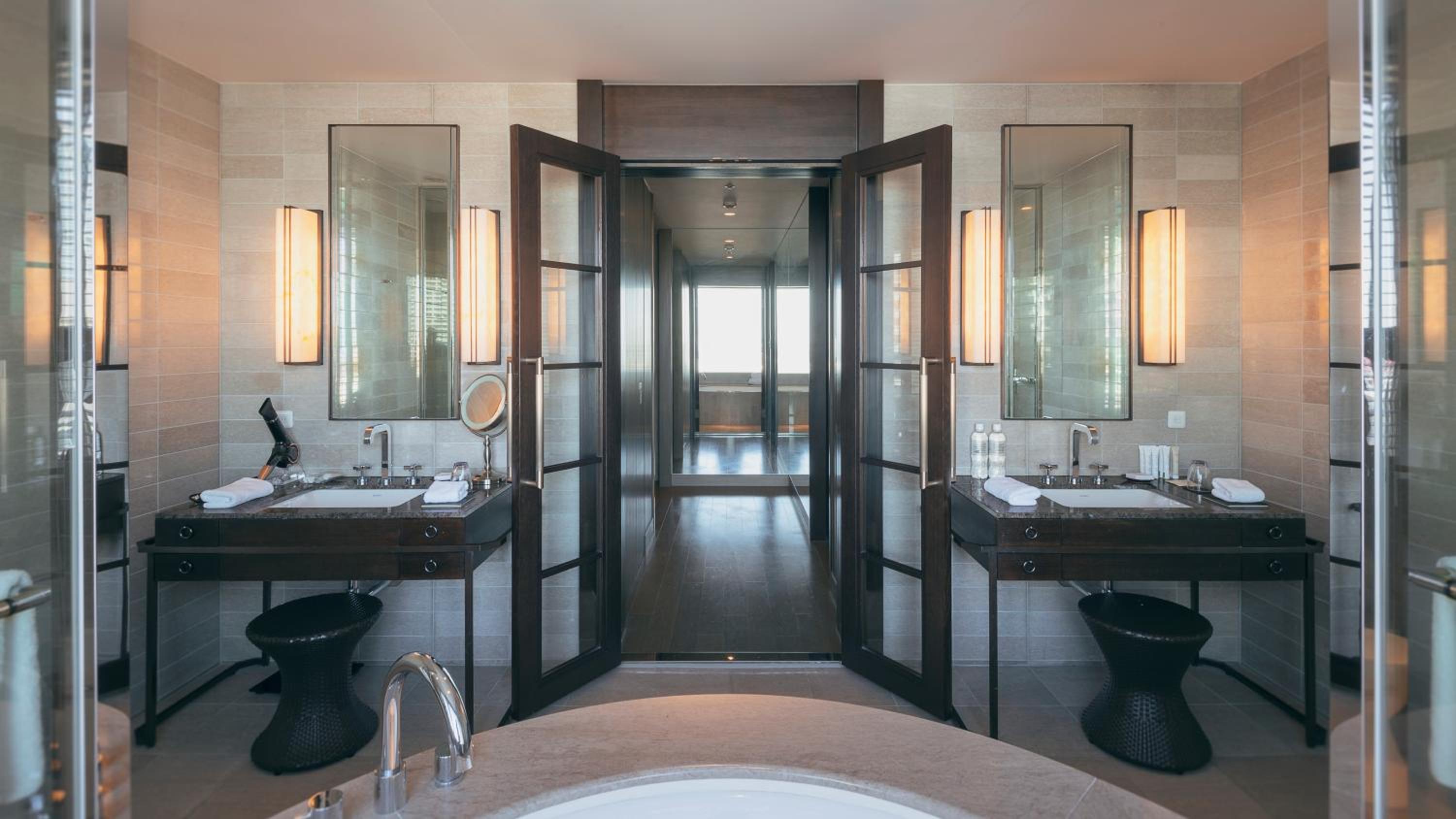 King Suite on Higher Floor with Complimentary Mini-bar - Photo 10