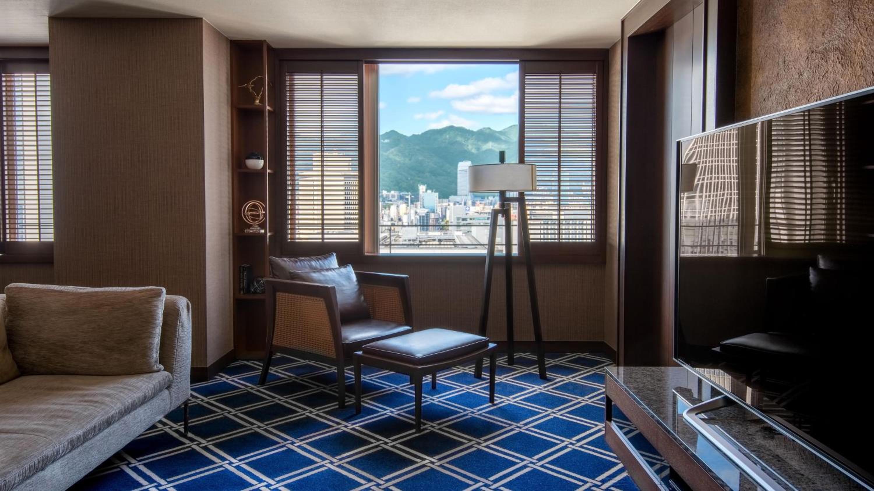 King Suite on Higher Floor with Complimentary Mini-bar - Photo 9