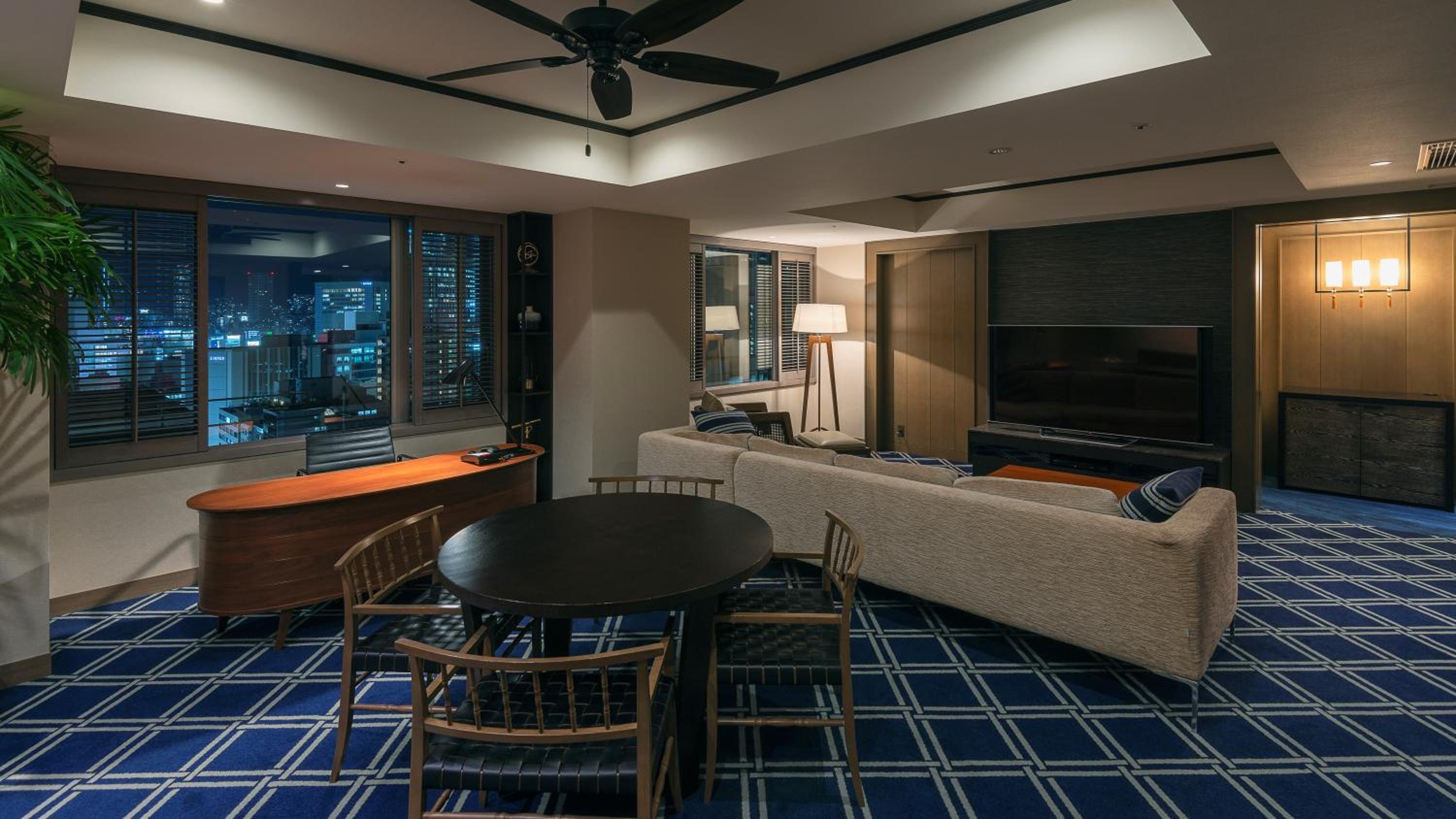 King Suite on Higher Floor with Complimentary Mini-bar - Photo 6