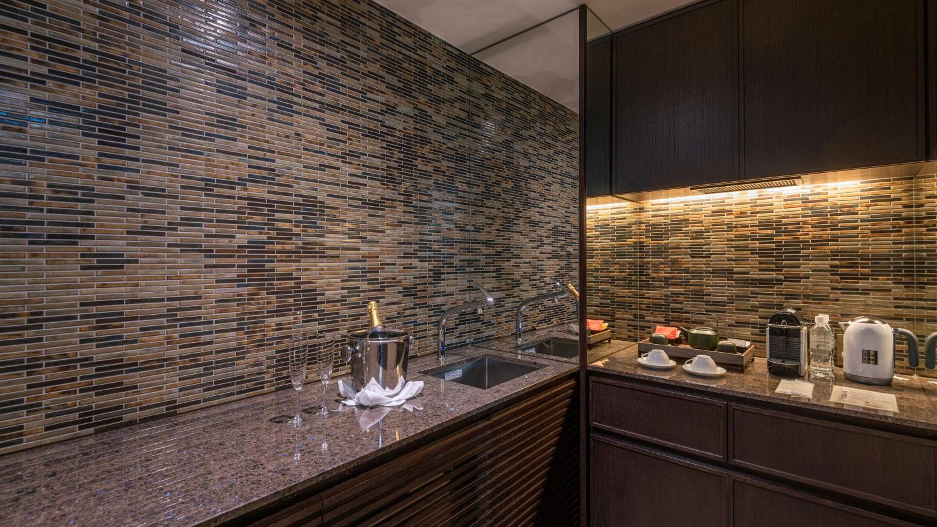 King Suite on Higher Floor with Complimentary Mini-bar - Photo 12