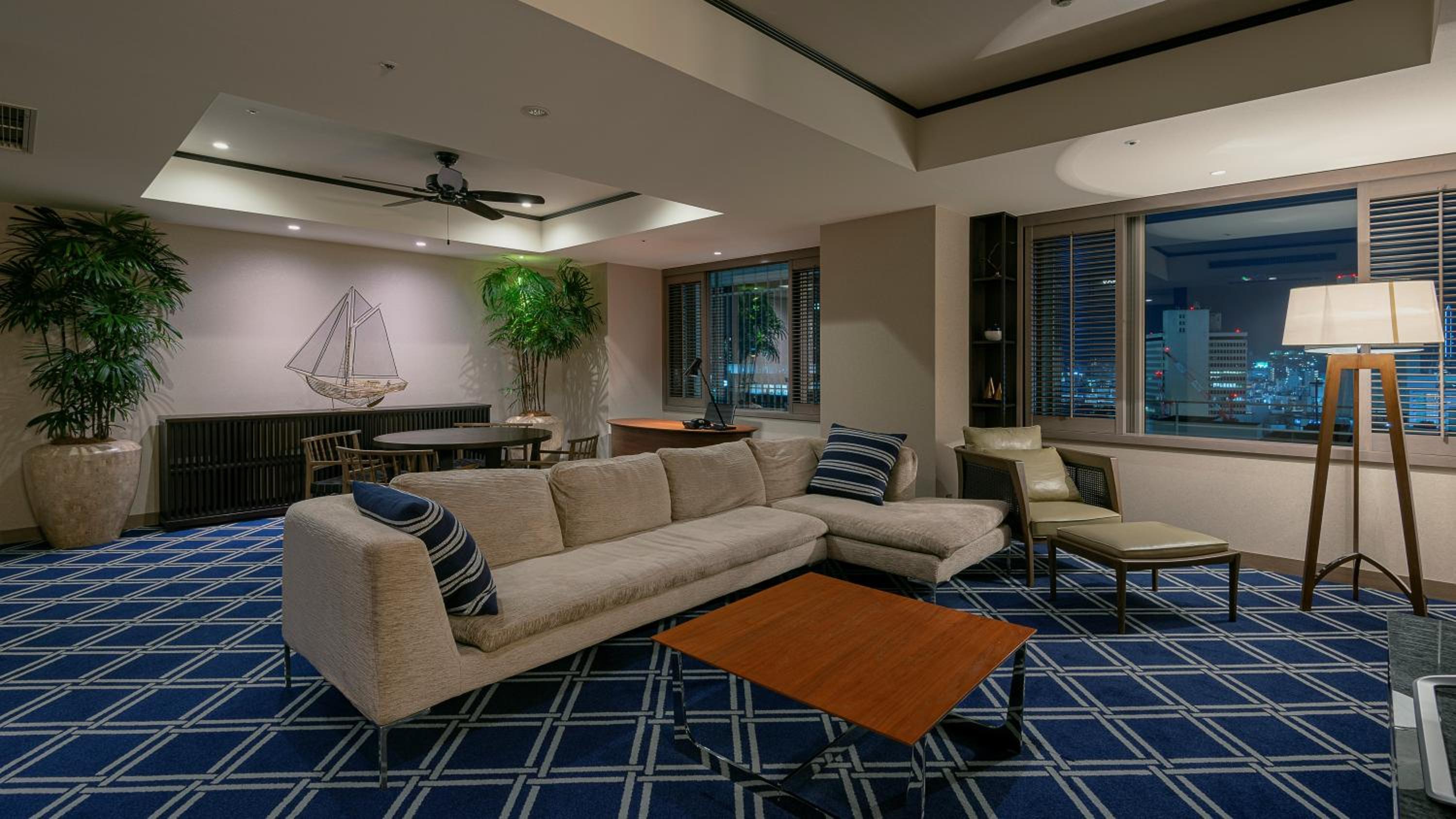 King Suite on Higher Floor with Complimentary Mini-bar - Photo 8