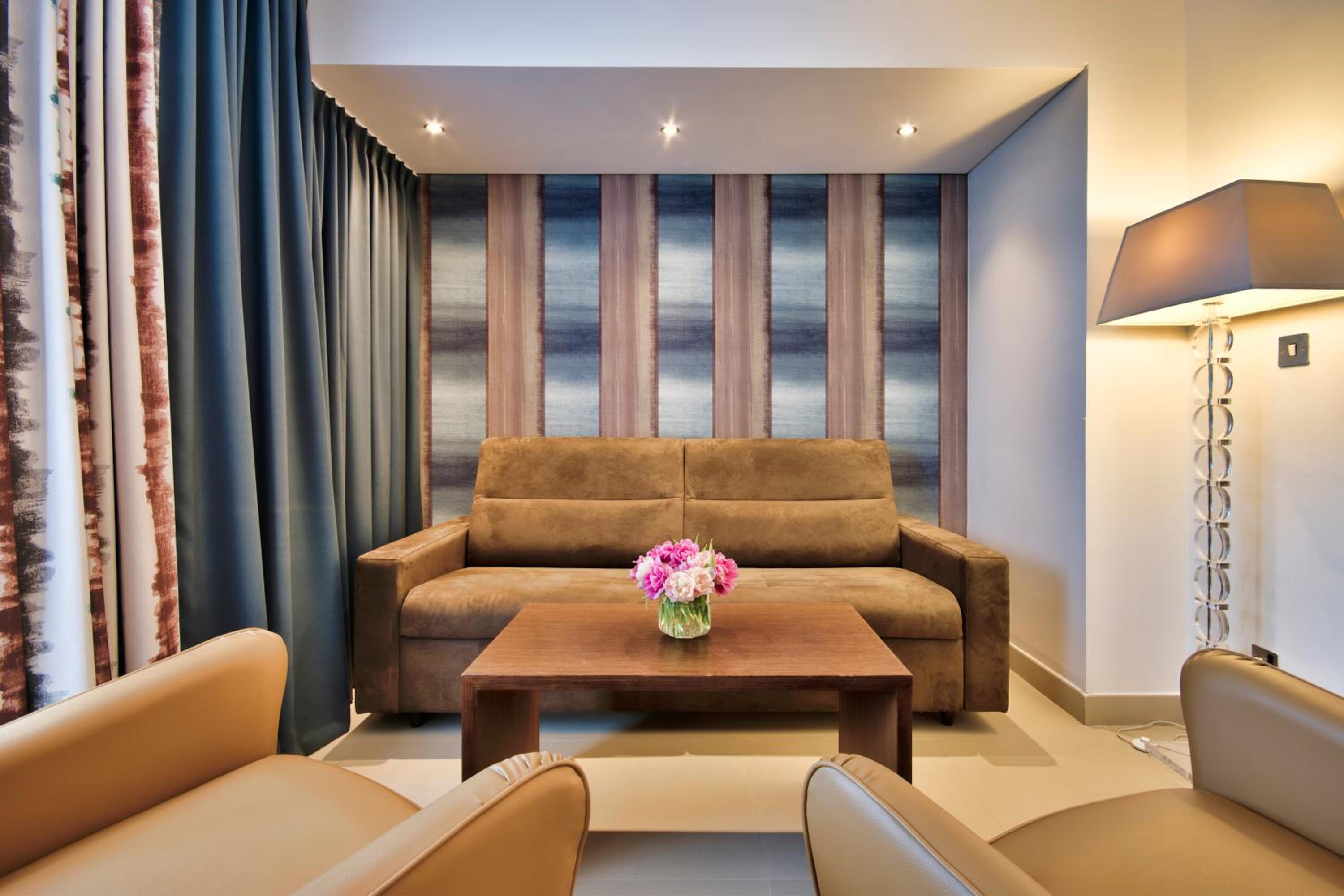 Junior Suite with Balcony - Photo 6