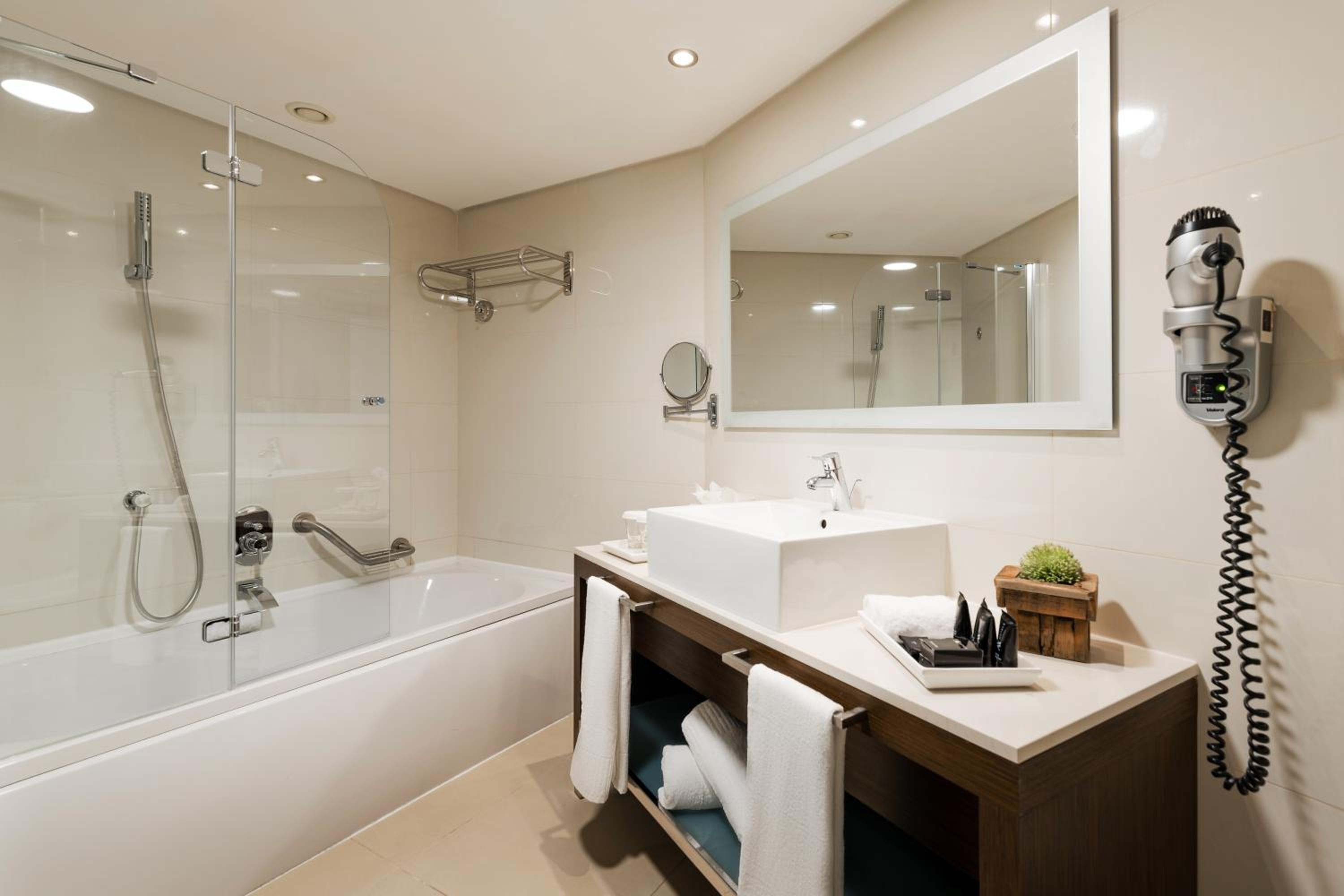 Junior Suite with Balcony - Photo 10