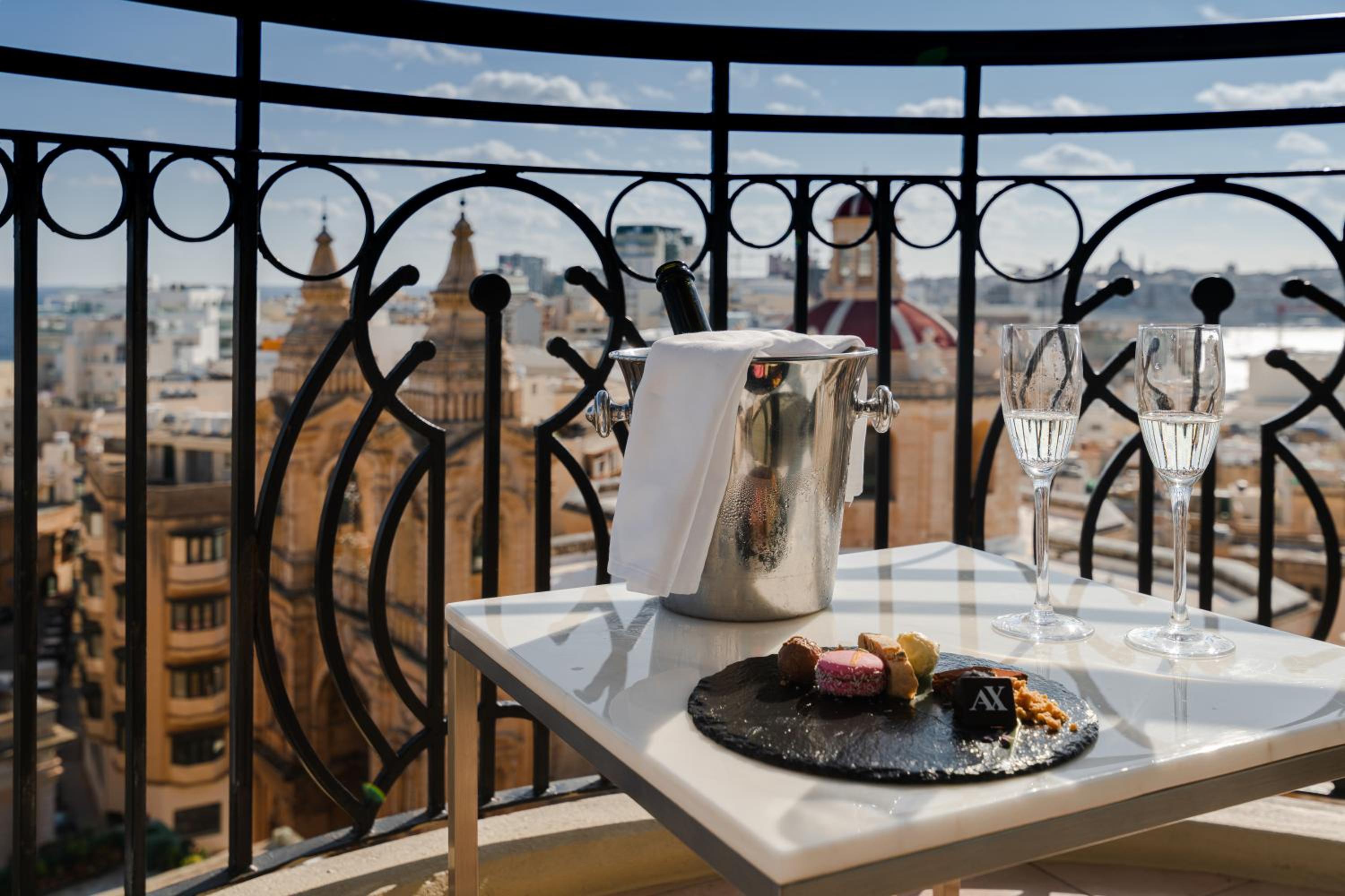 Junior Suite with Balcony - Photo 9
