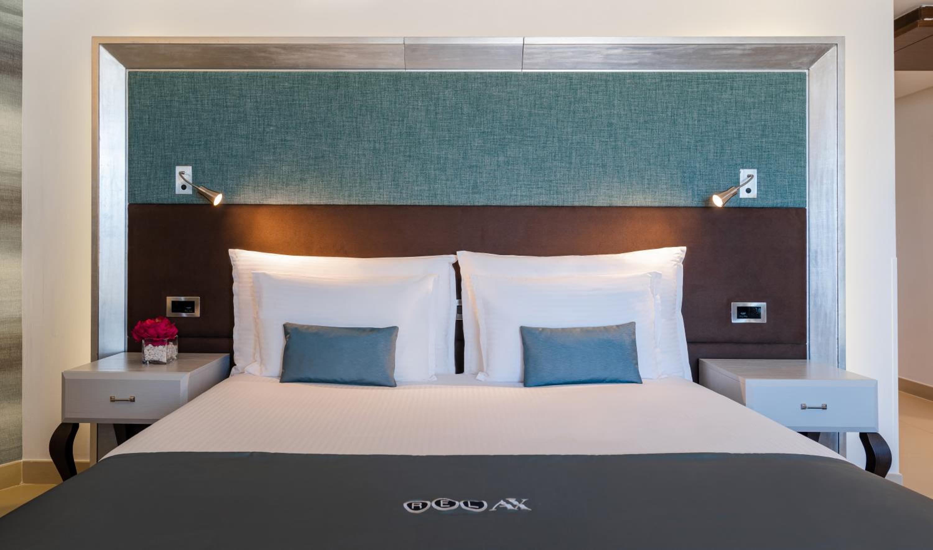 Junior Suite with Balcony - Photo 2