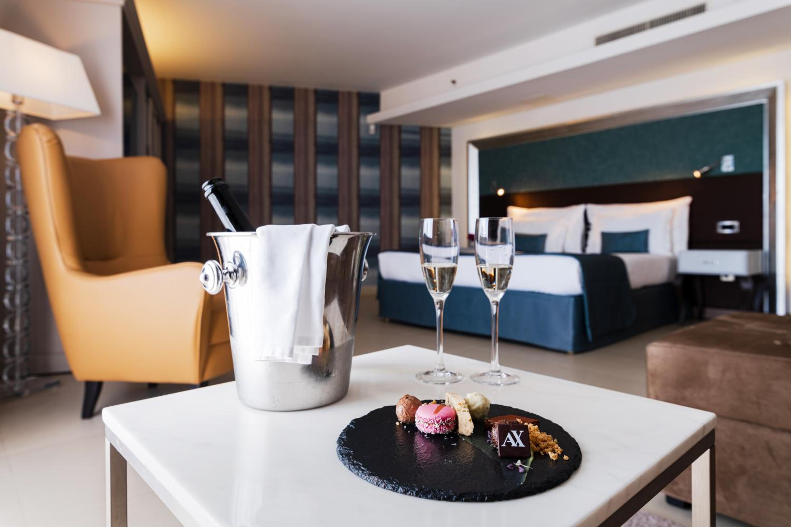 Junior Suite with Balcony - Photo 3