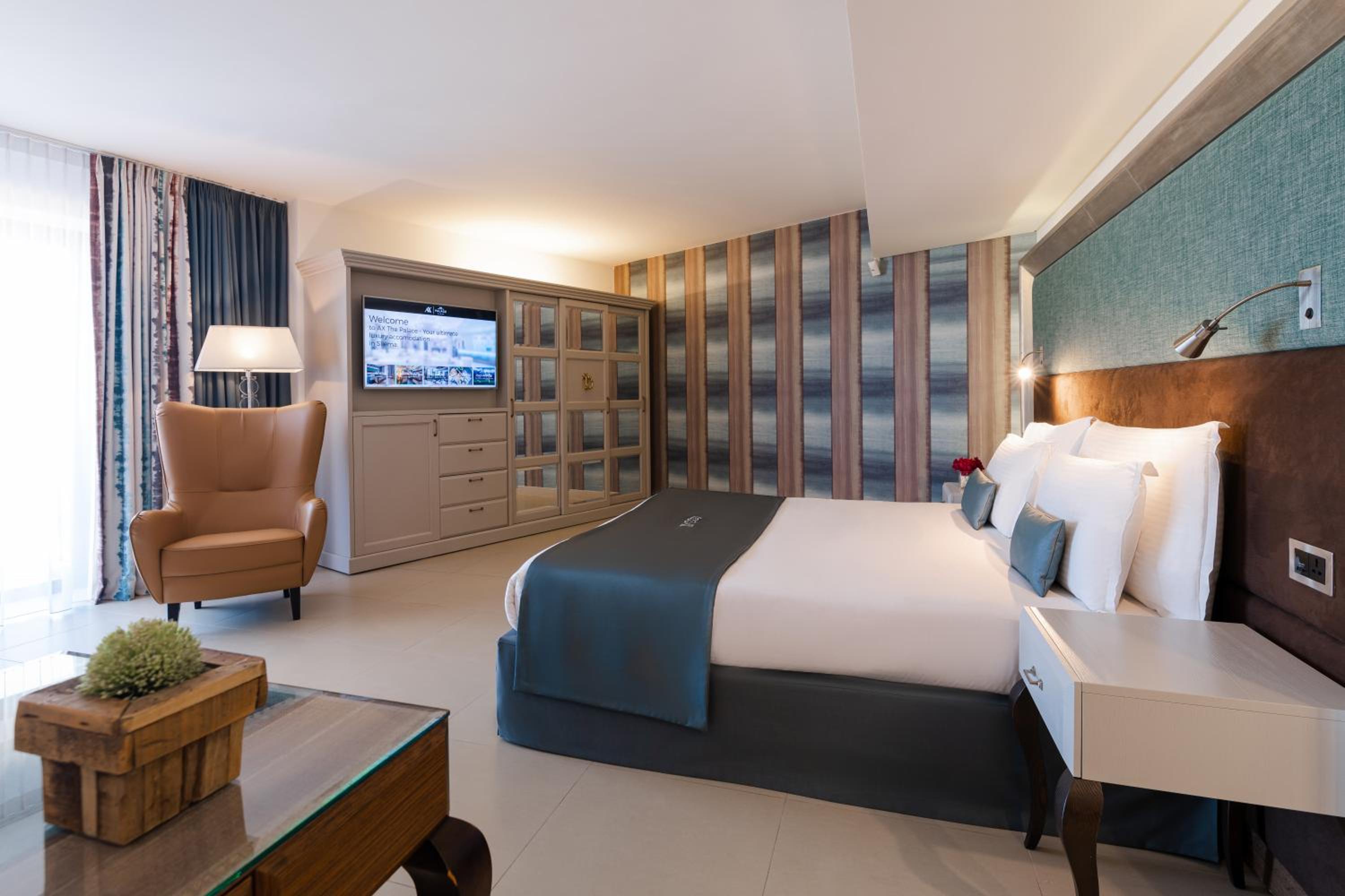 Junior Suite with Balcony - Photo 12