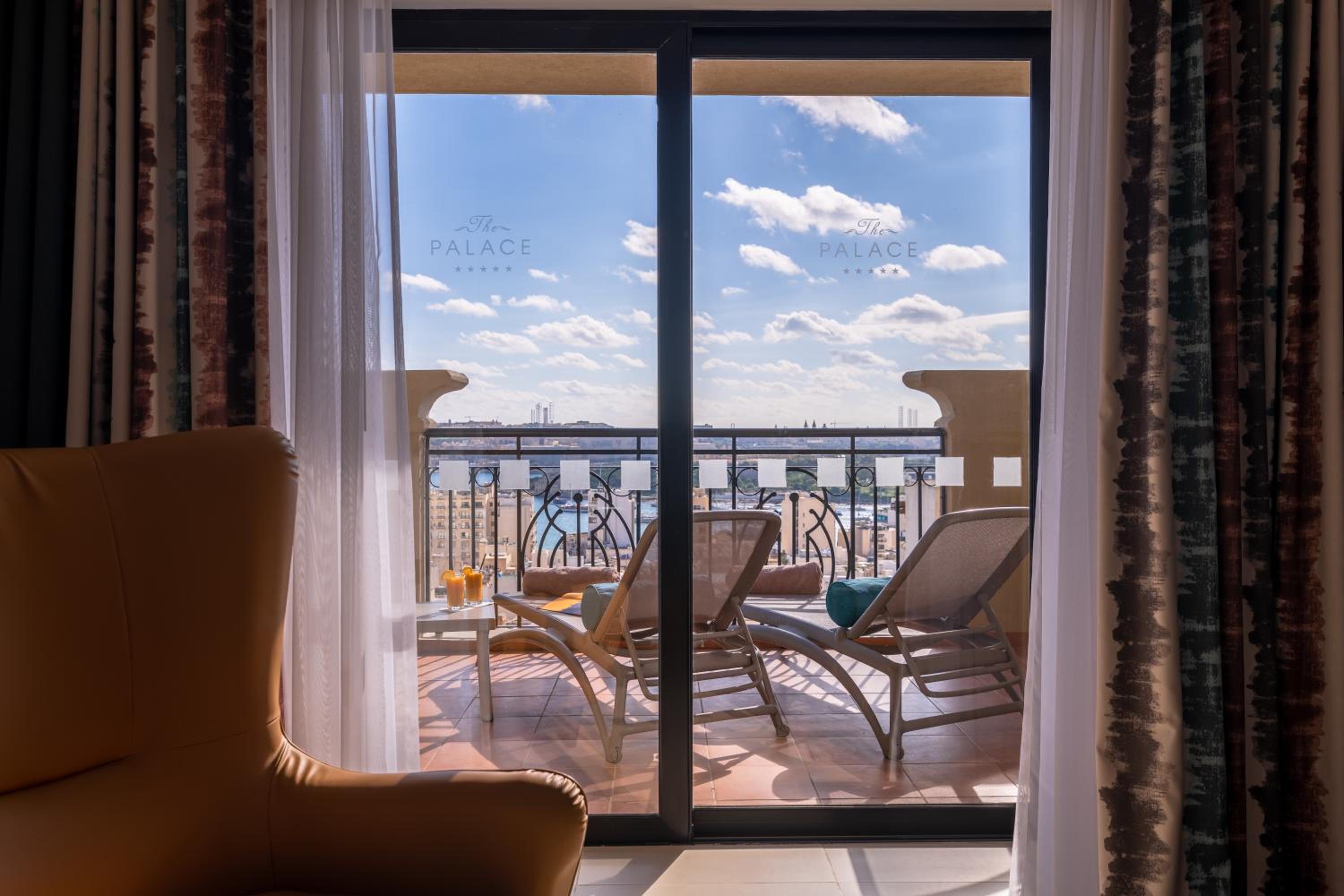 Junior Suite with Balcony - Photo 11