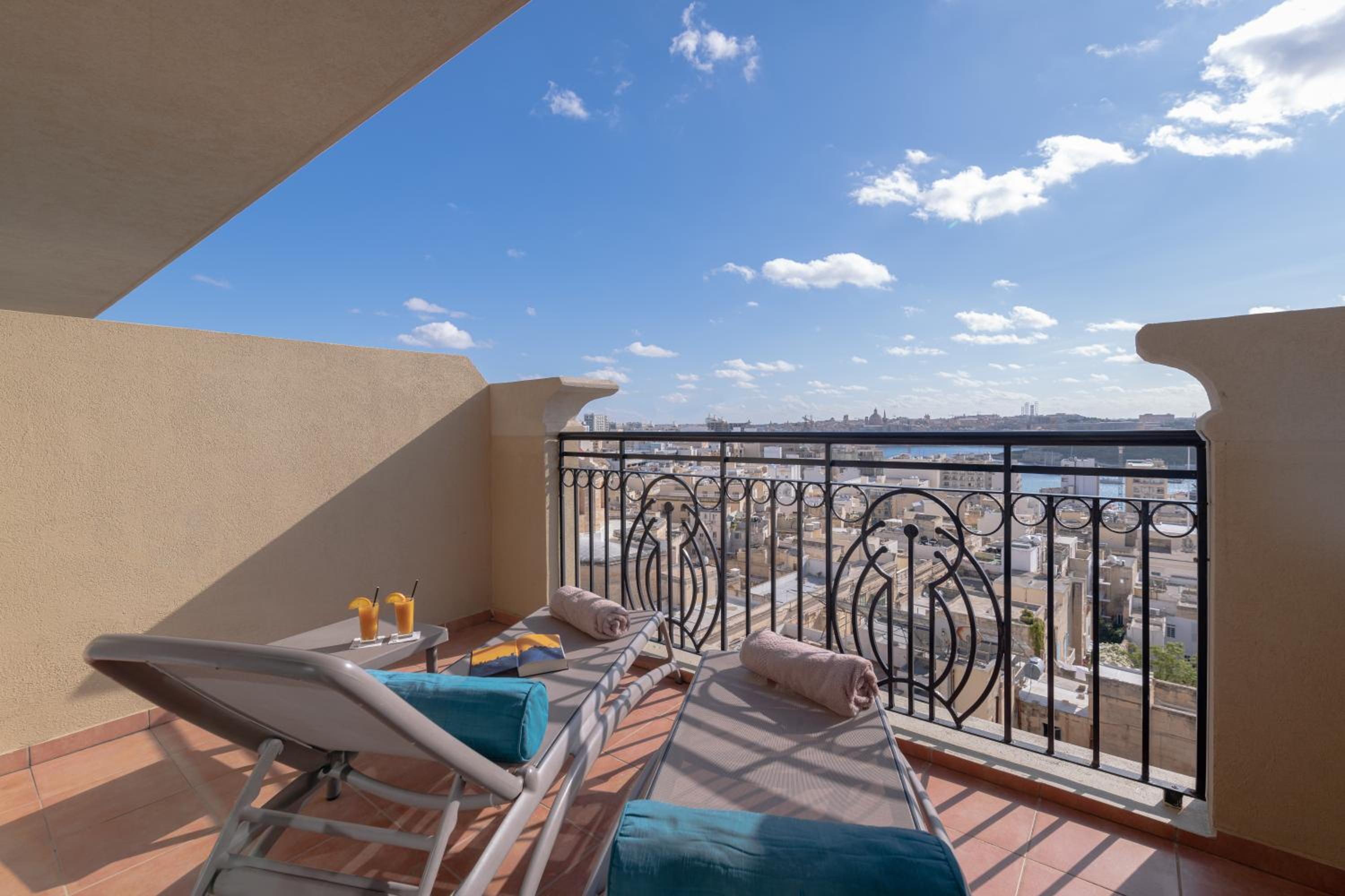 Junior Suite with Balcony - Photo 7