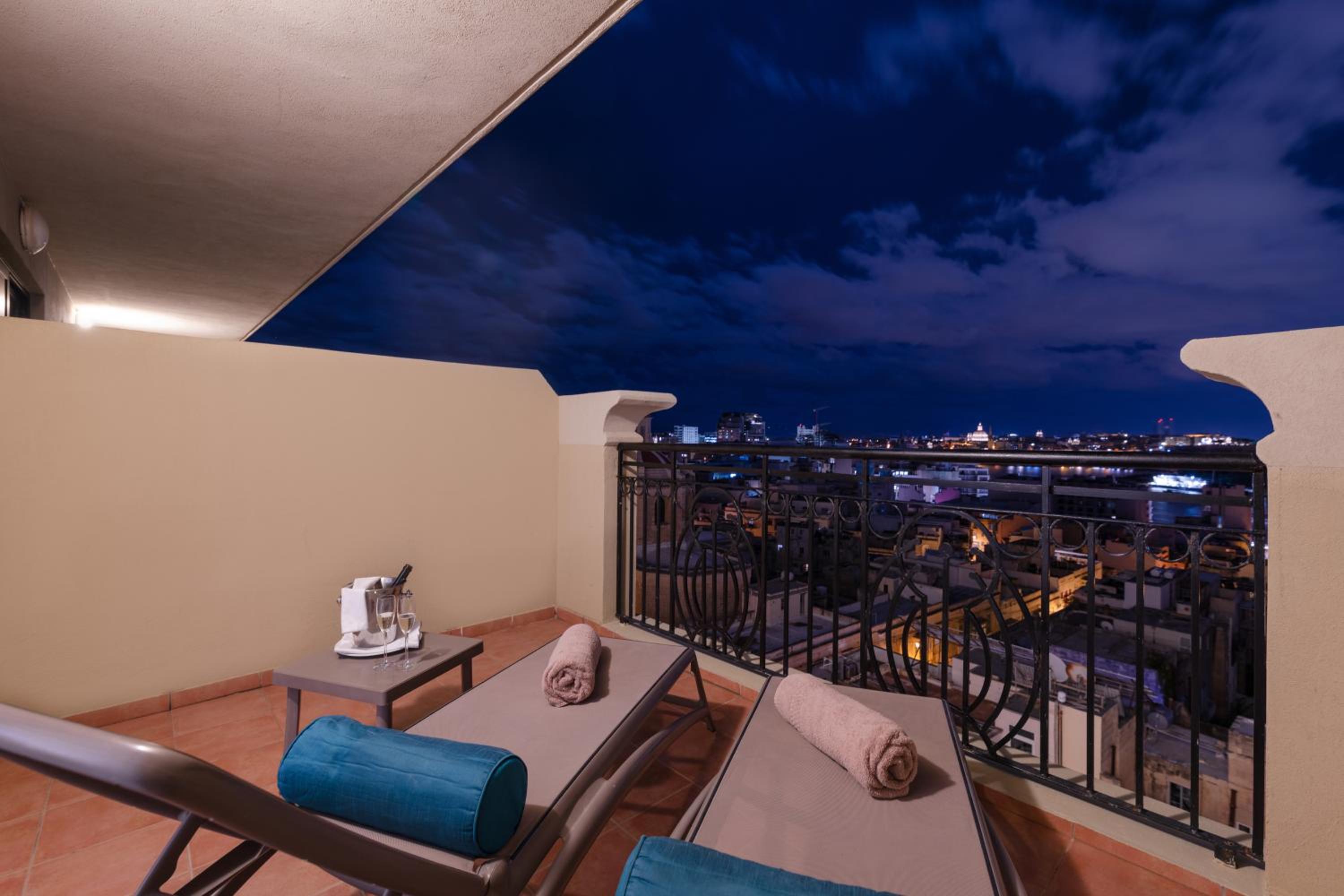 Junior Suite with Balcony - Photo 8