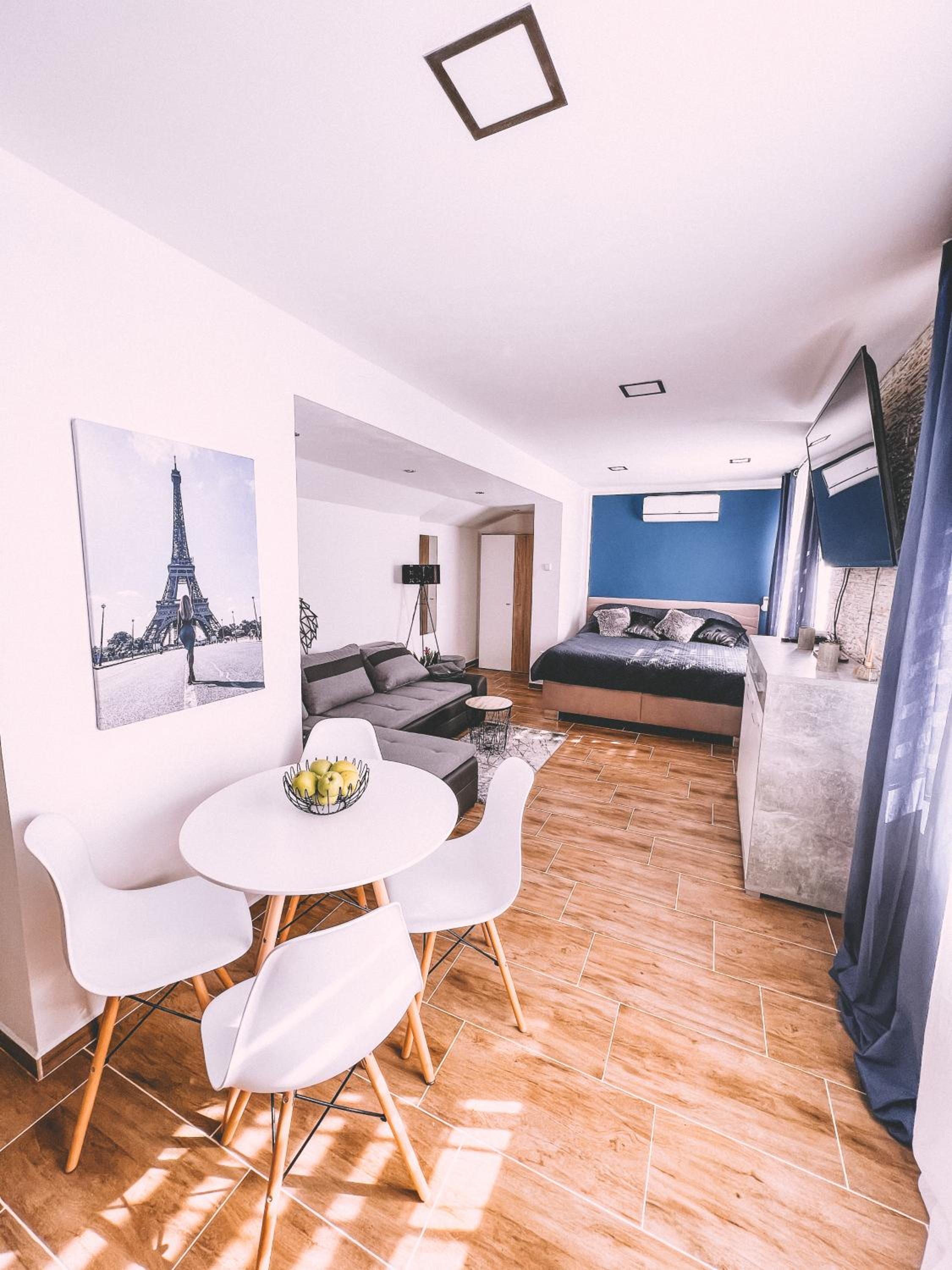 One-Bedroom Apartment - Photo 1