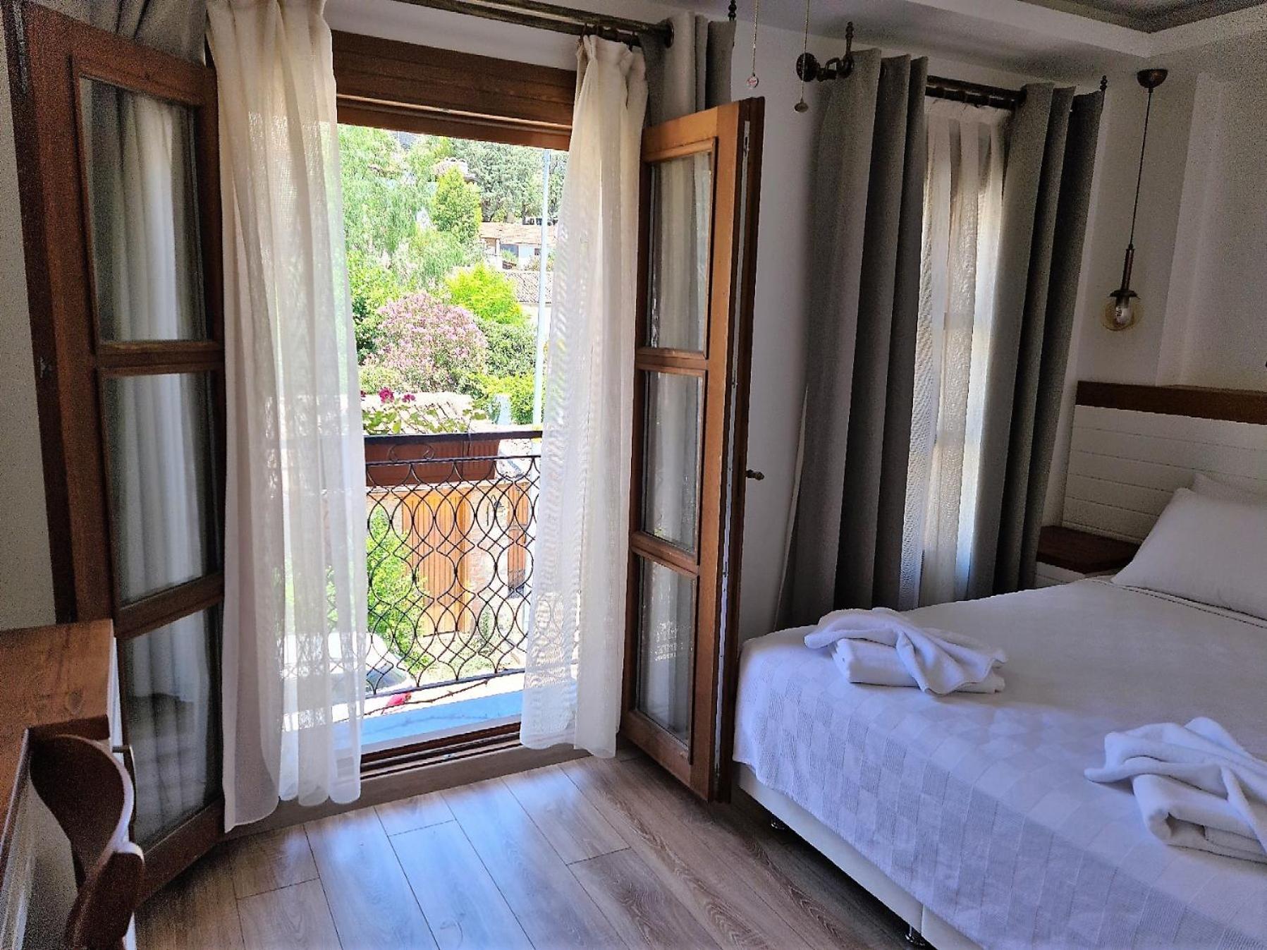 Budget Double Room - Photo 7