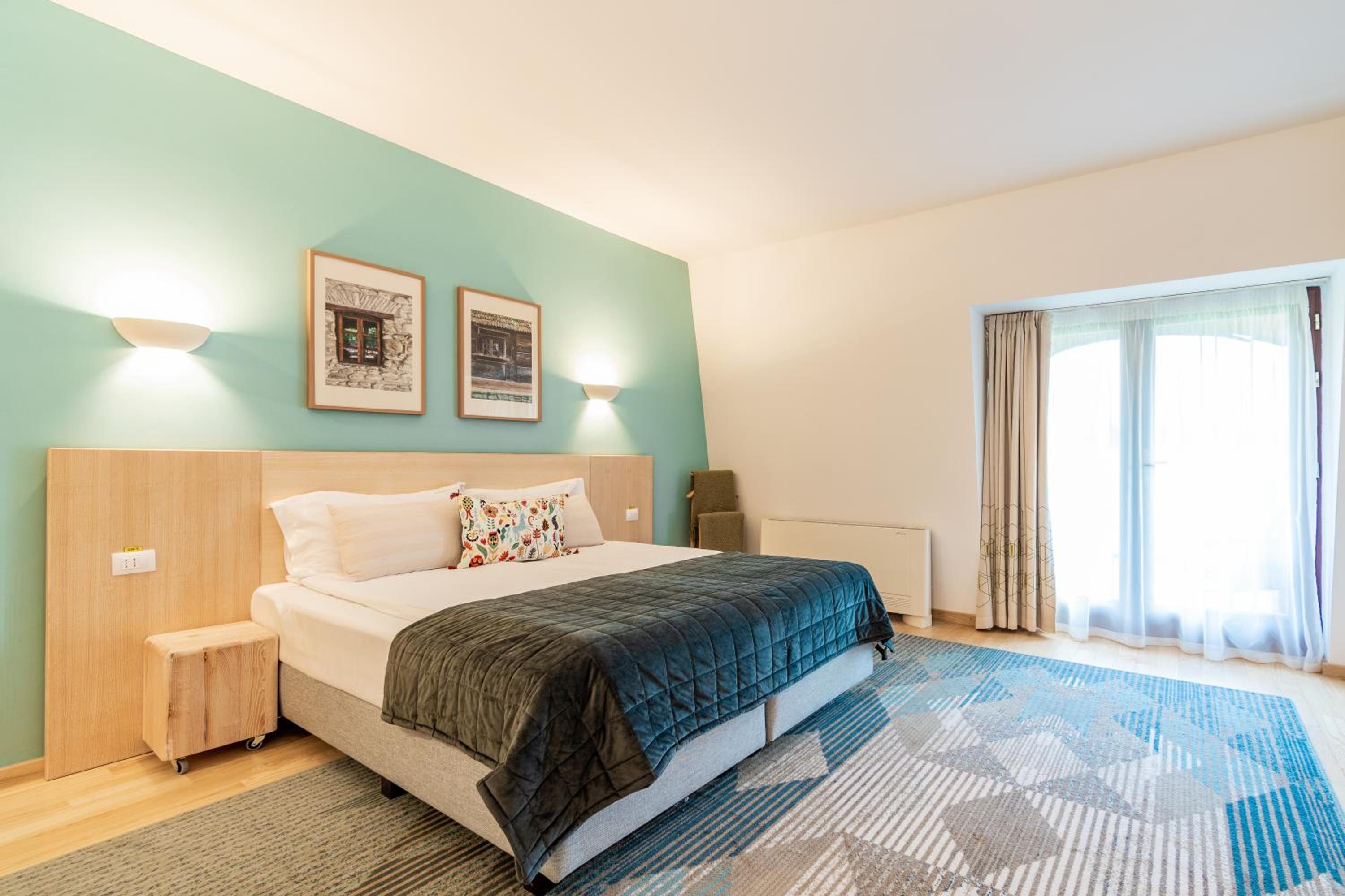 Standard Twin Room with Mountain View