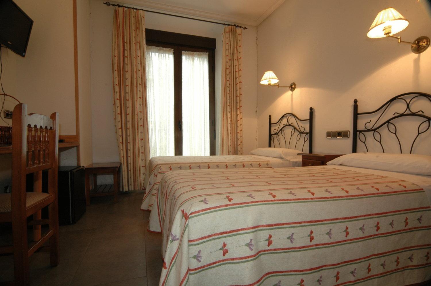 Double or Twin Room - Photo 9