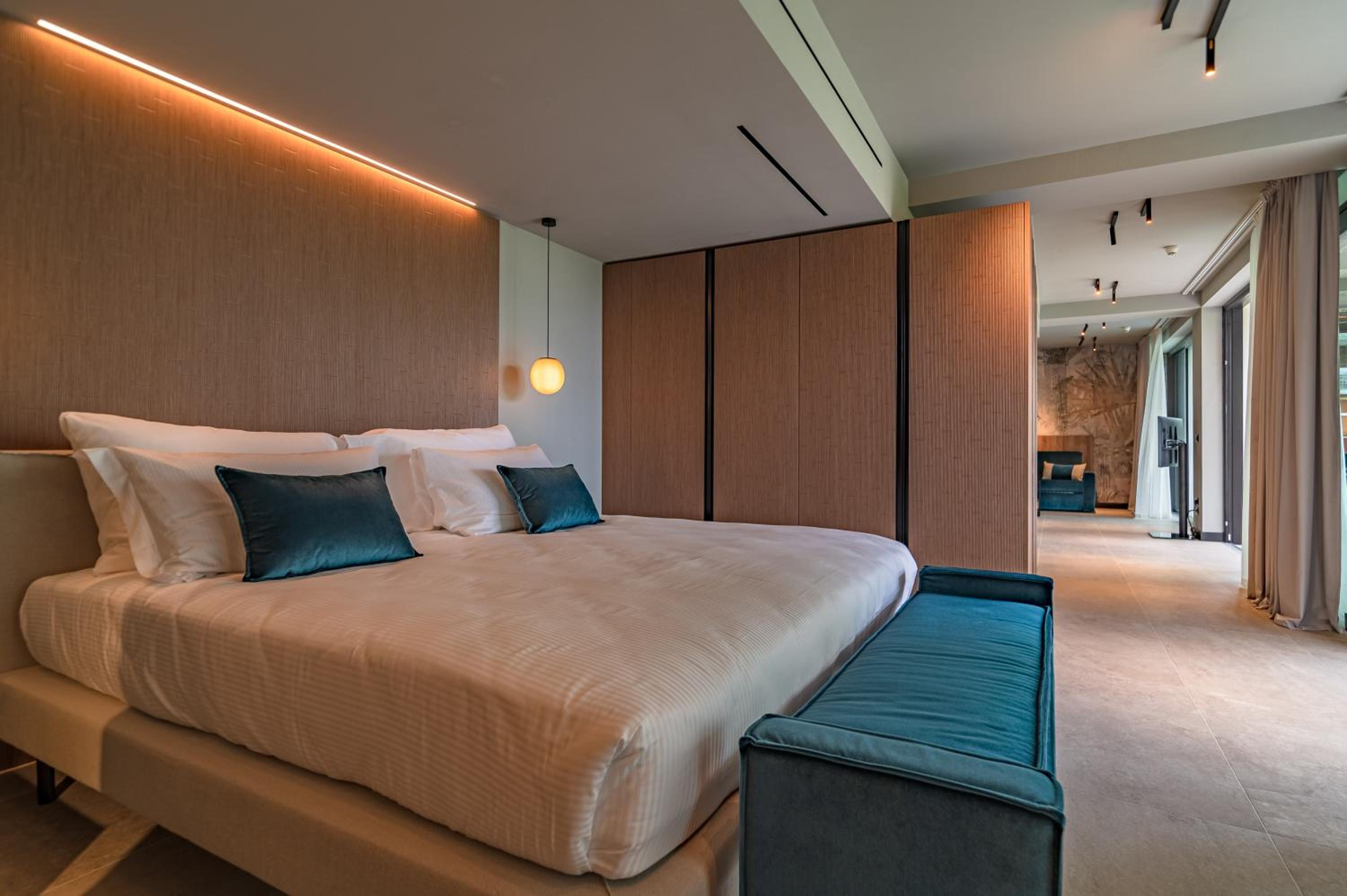 Deluxe Suite with Spa Bath - Photo 3