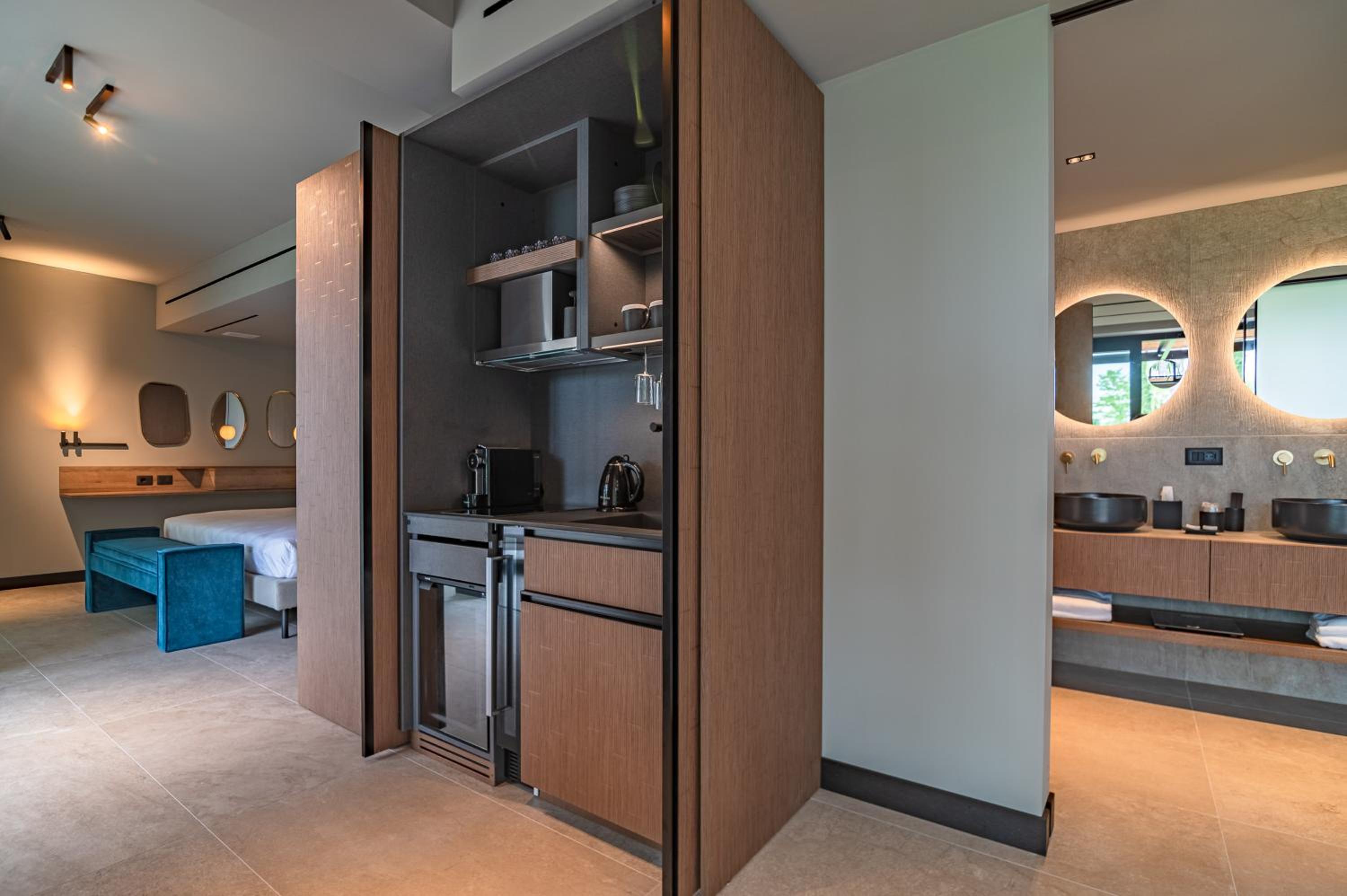 Deluxe Suite with Spa Bath - Photo 15