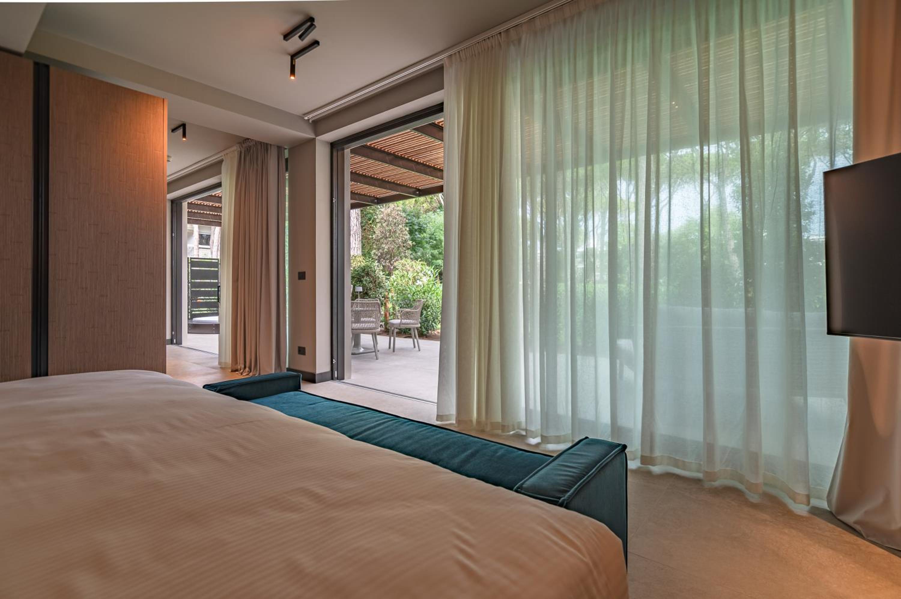 Deluxe Suite with Spa Bath - Photo 16