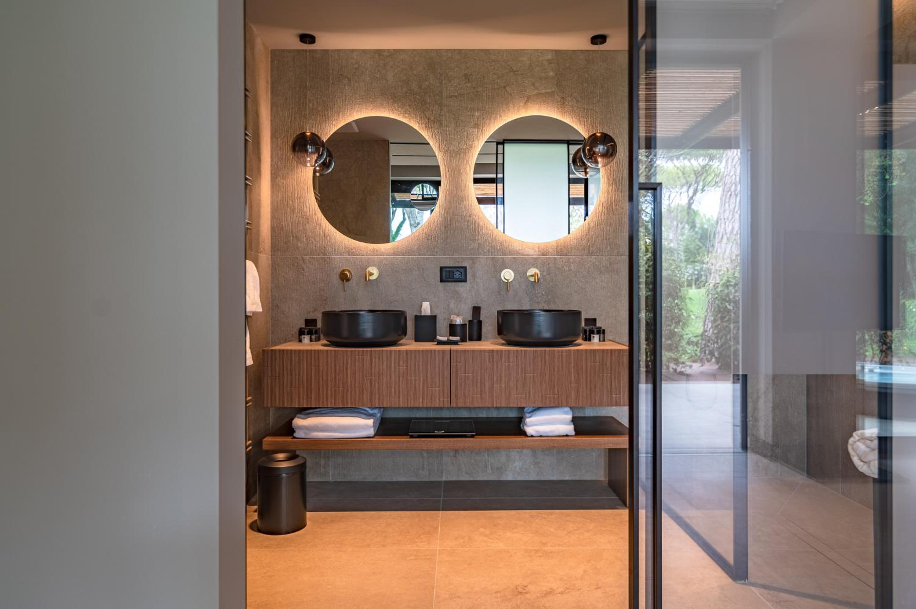 Deluxe Suite with Spa Bath - Photo 17