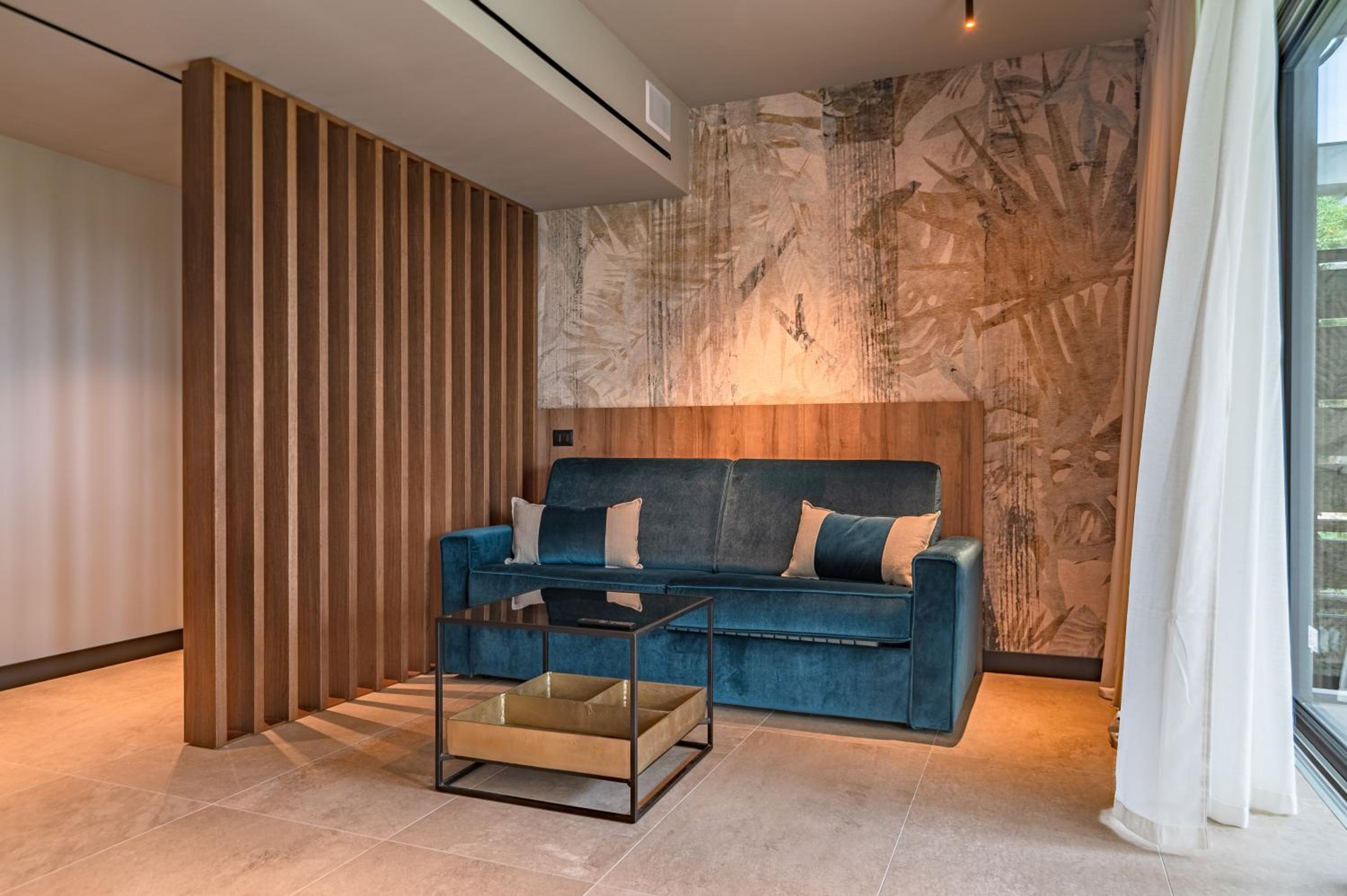 Deluxe Suite with Spa Bath - Photo 8