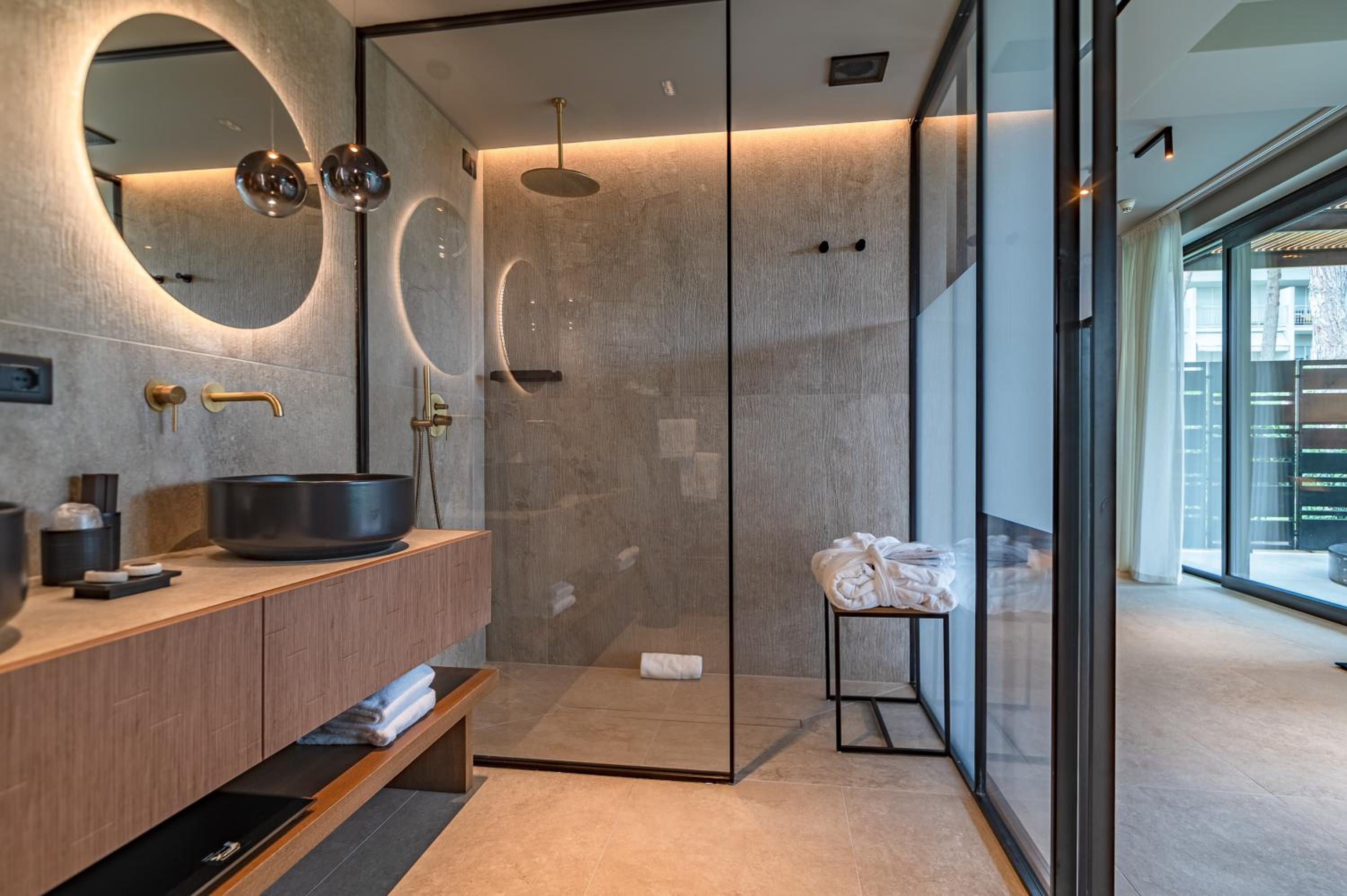 Deluxe Suite with Spa Bath - Photo 4