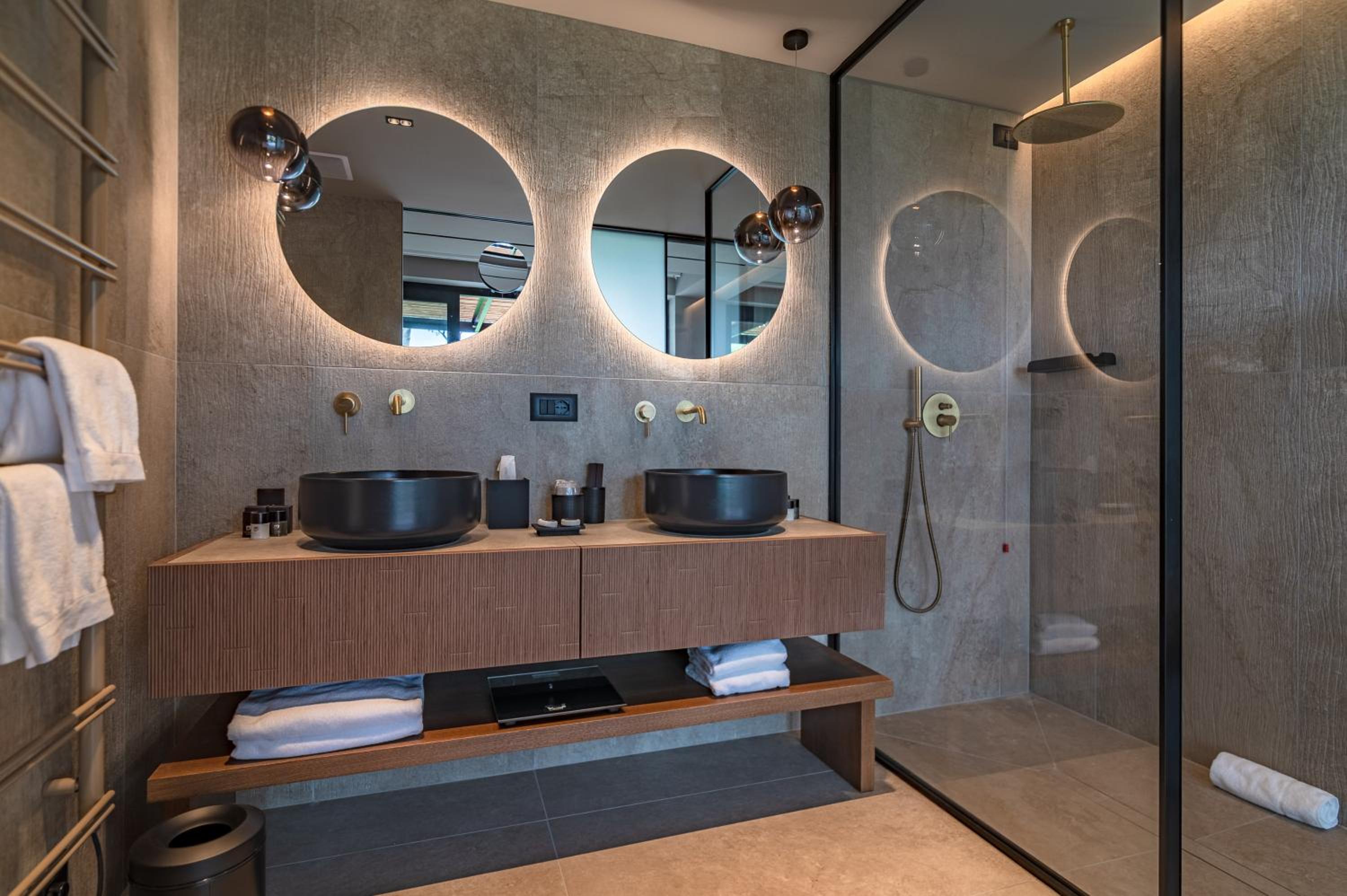 Deluxe Suite with Spa Bath - Photo 2