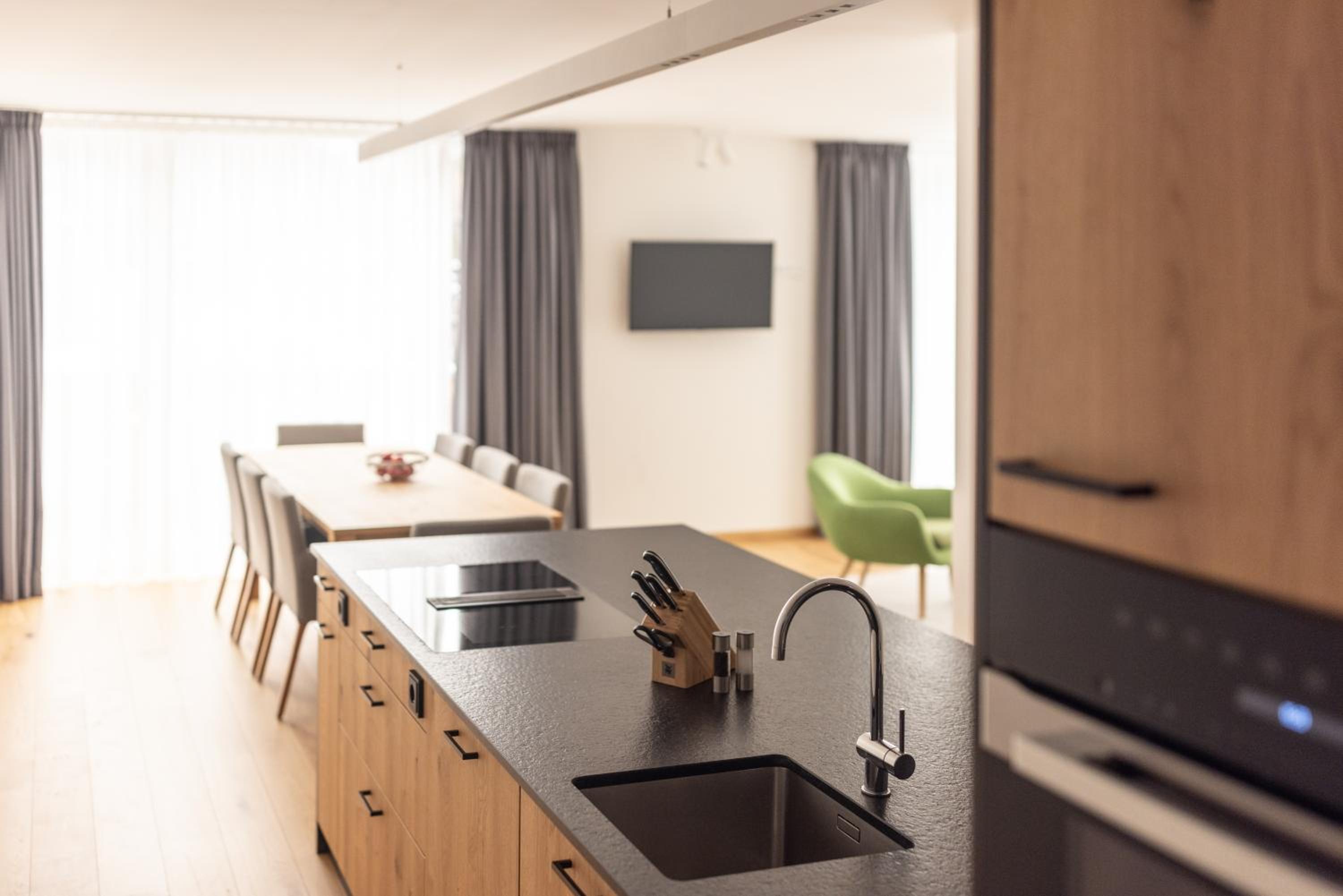 Two-Bedroom Penthouse Apartment with Mountain View - Photo 10