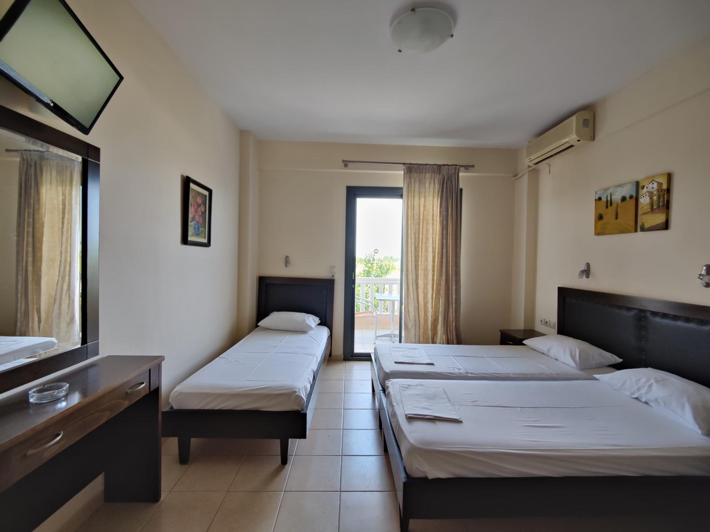 Economy Triple Room photo 3