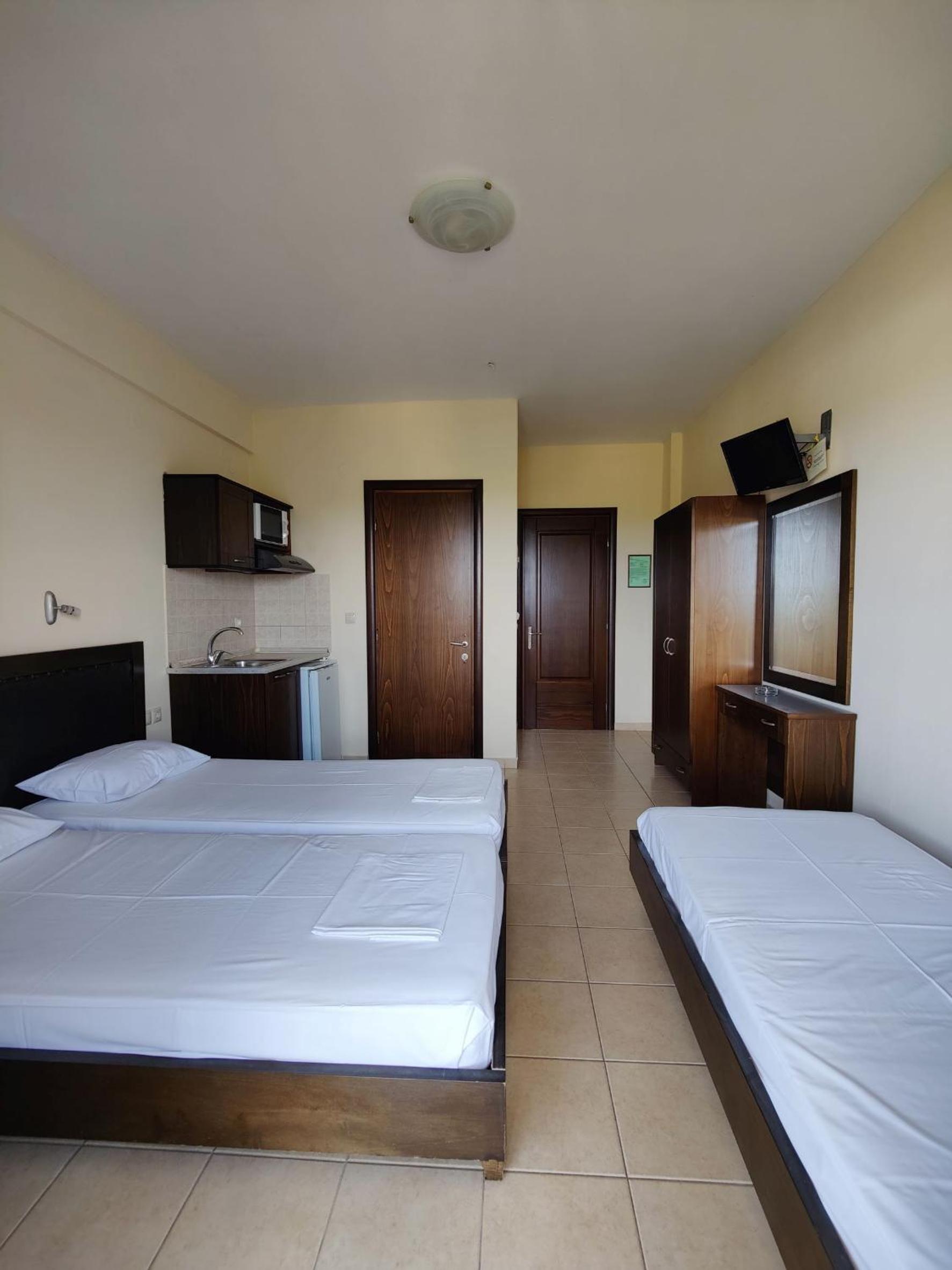 Economy Triple Room photo 1