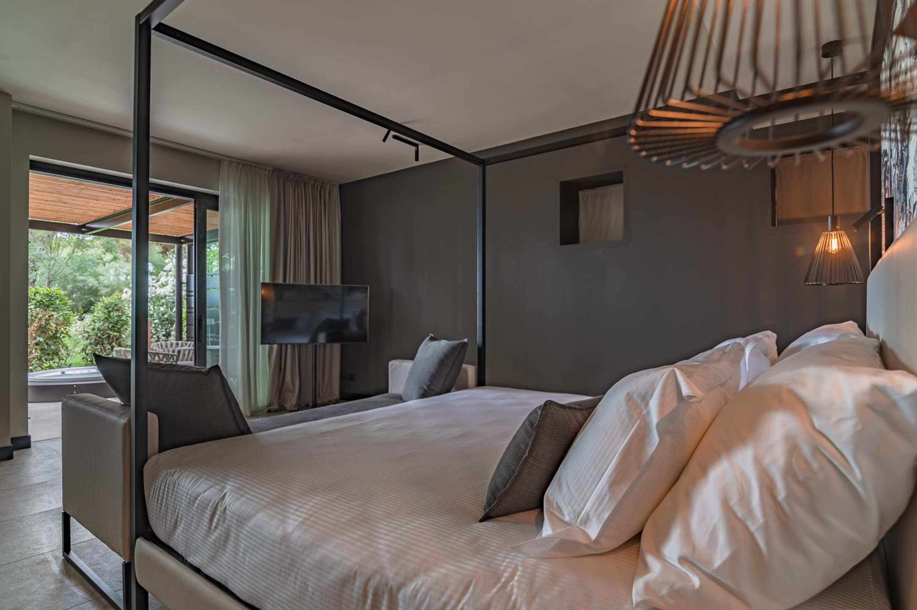 Deluxe Suite with Spa Bath photo 2