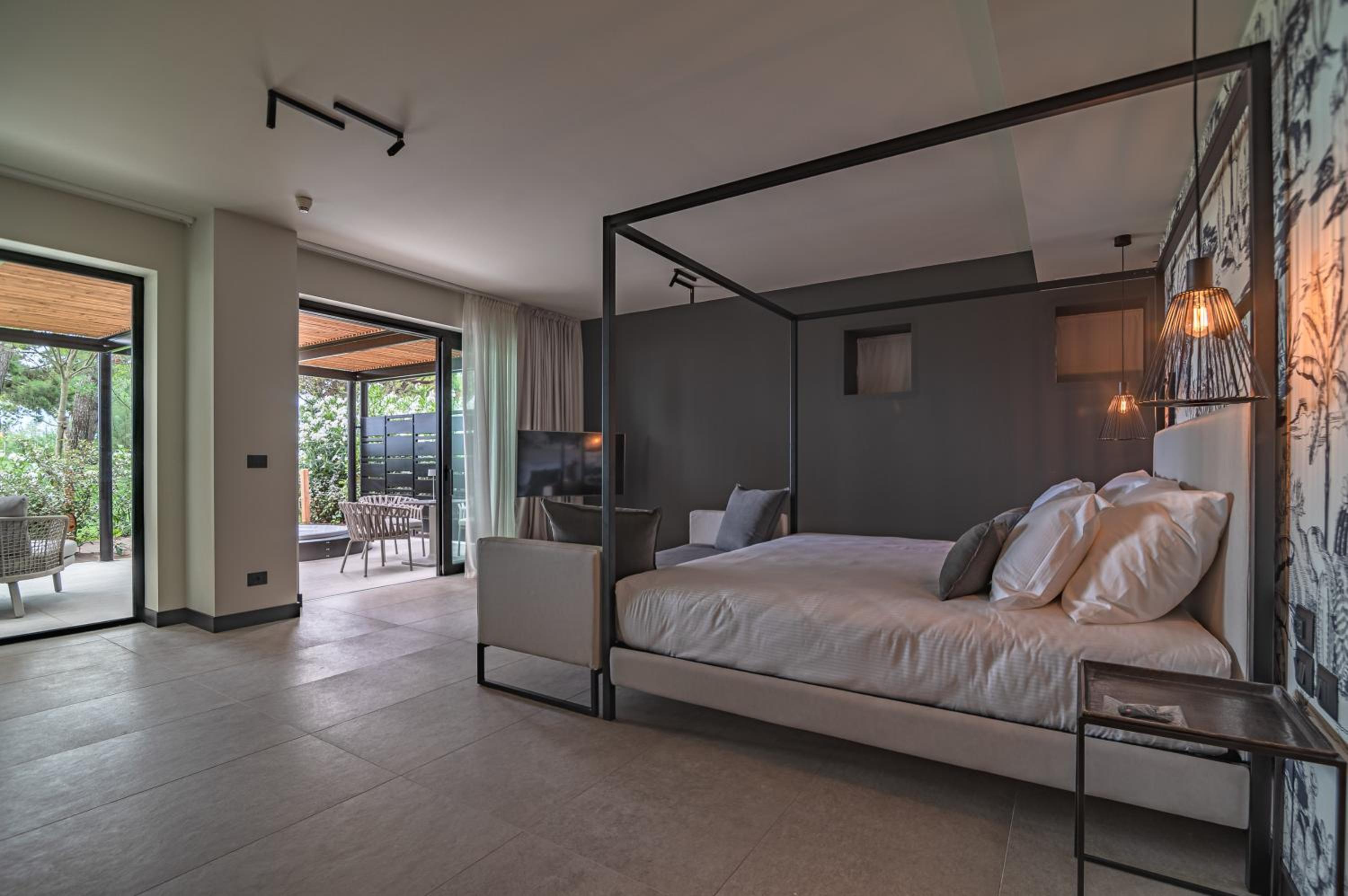 Deluxe Suite with Spa Bath photo 3