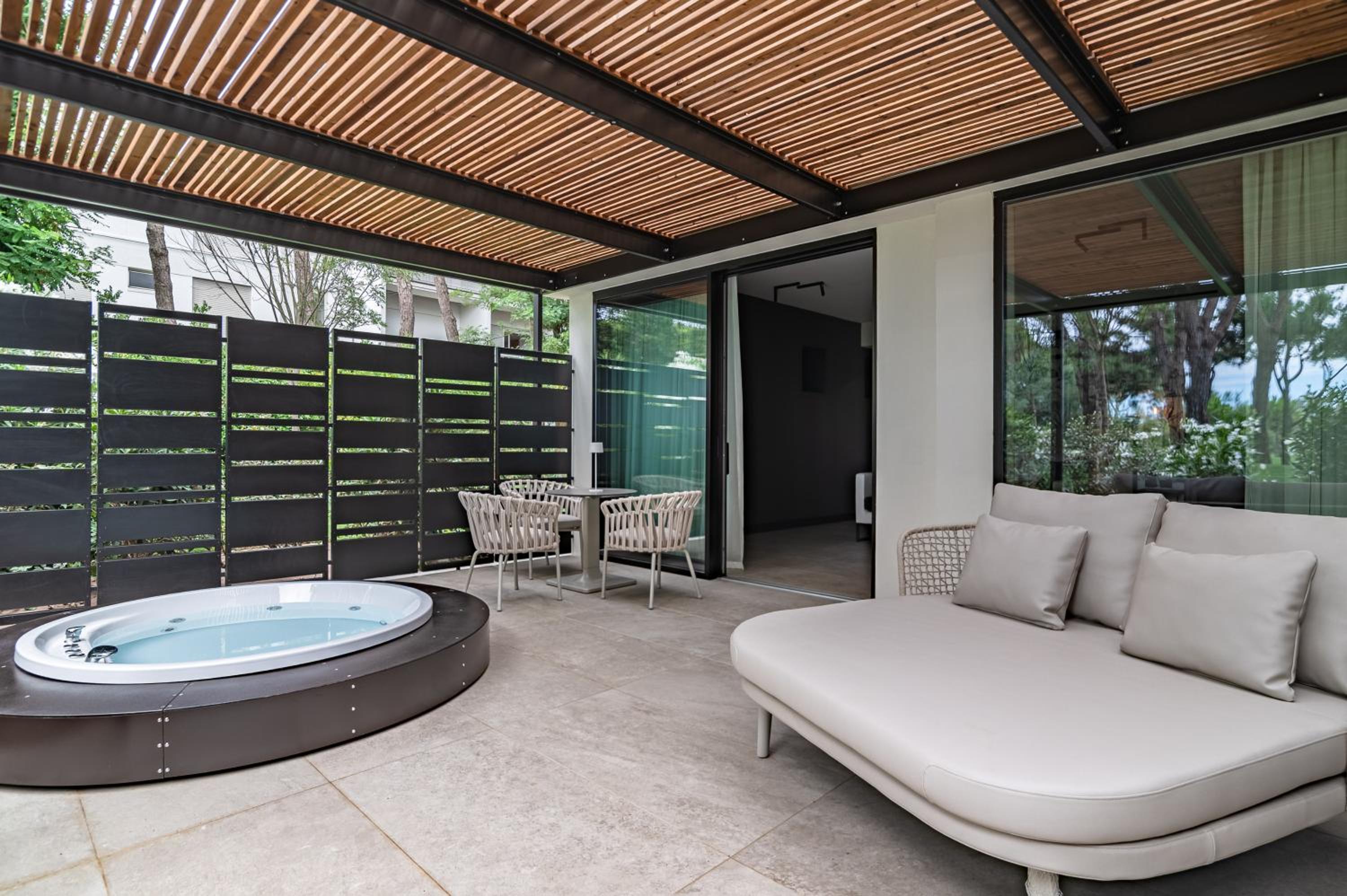 Deluxe Suite with Spa Bath photo 3