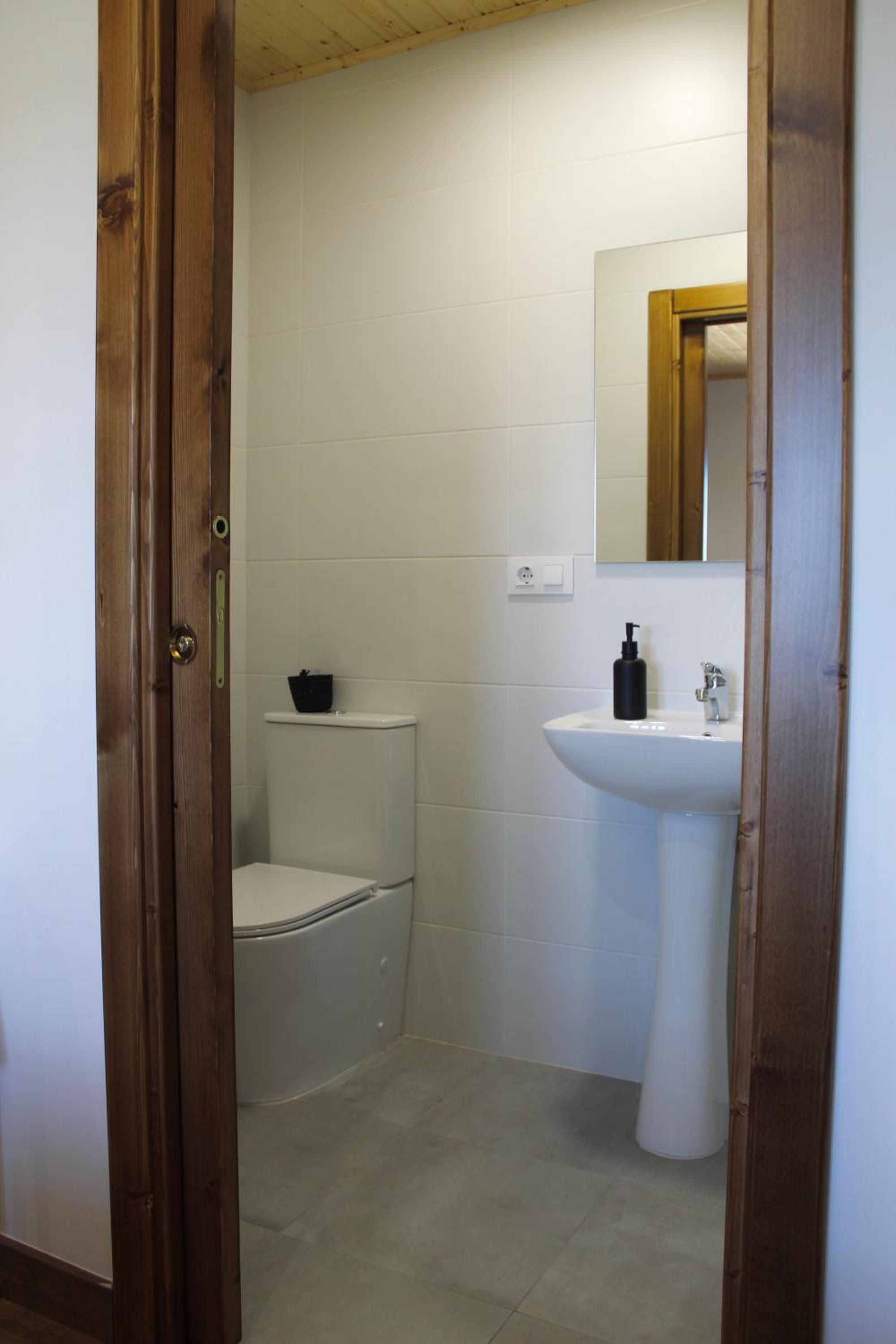 Double Room with Private Bathroom - Photo 7