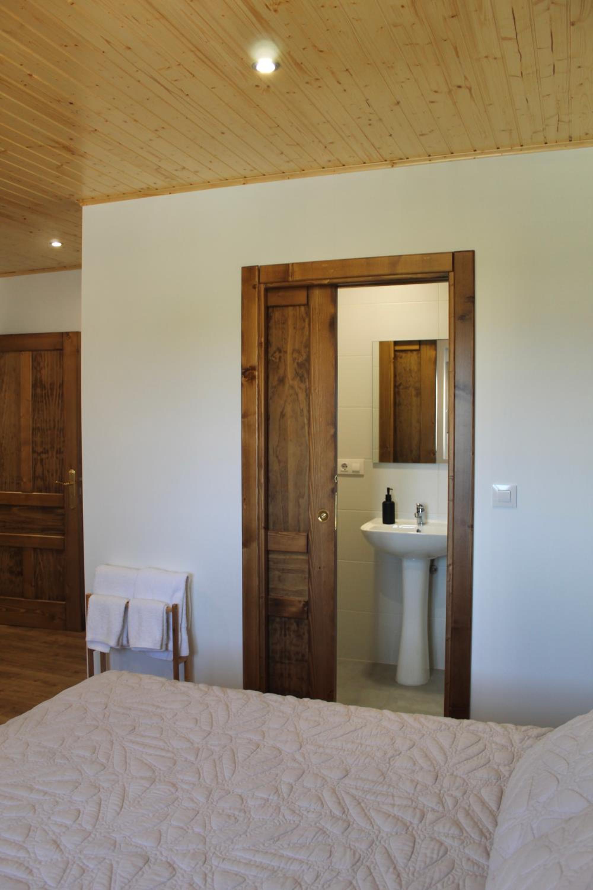 Double Room with Private Bathroom - Photo 6