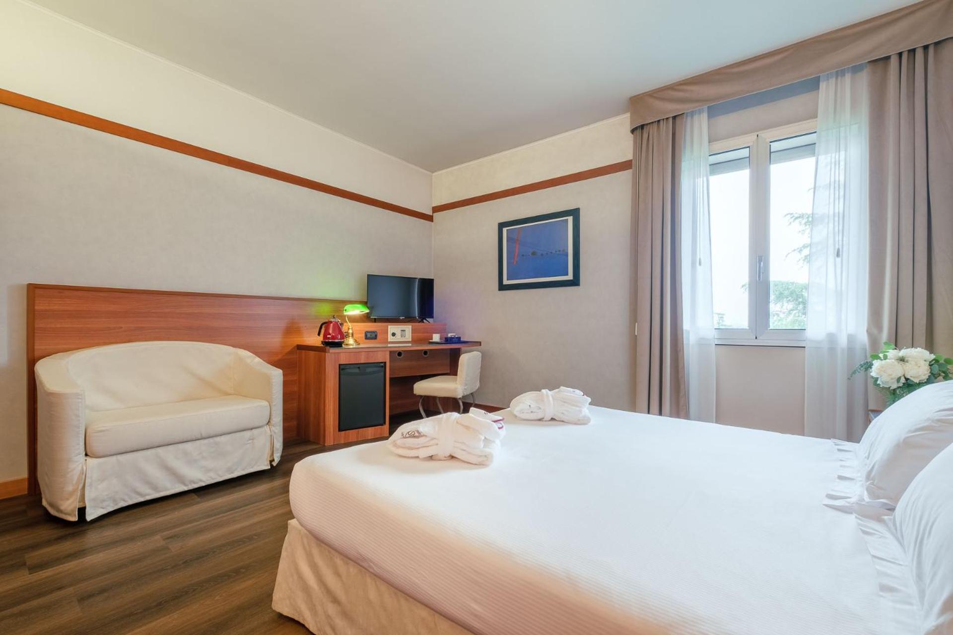Superior Double or Twin Room - Photo 10