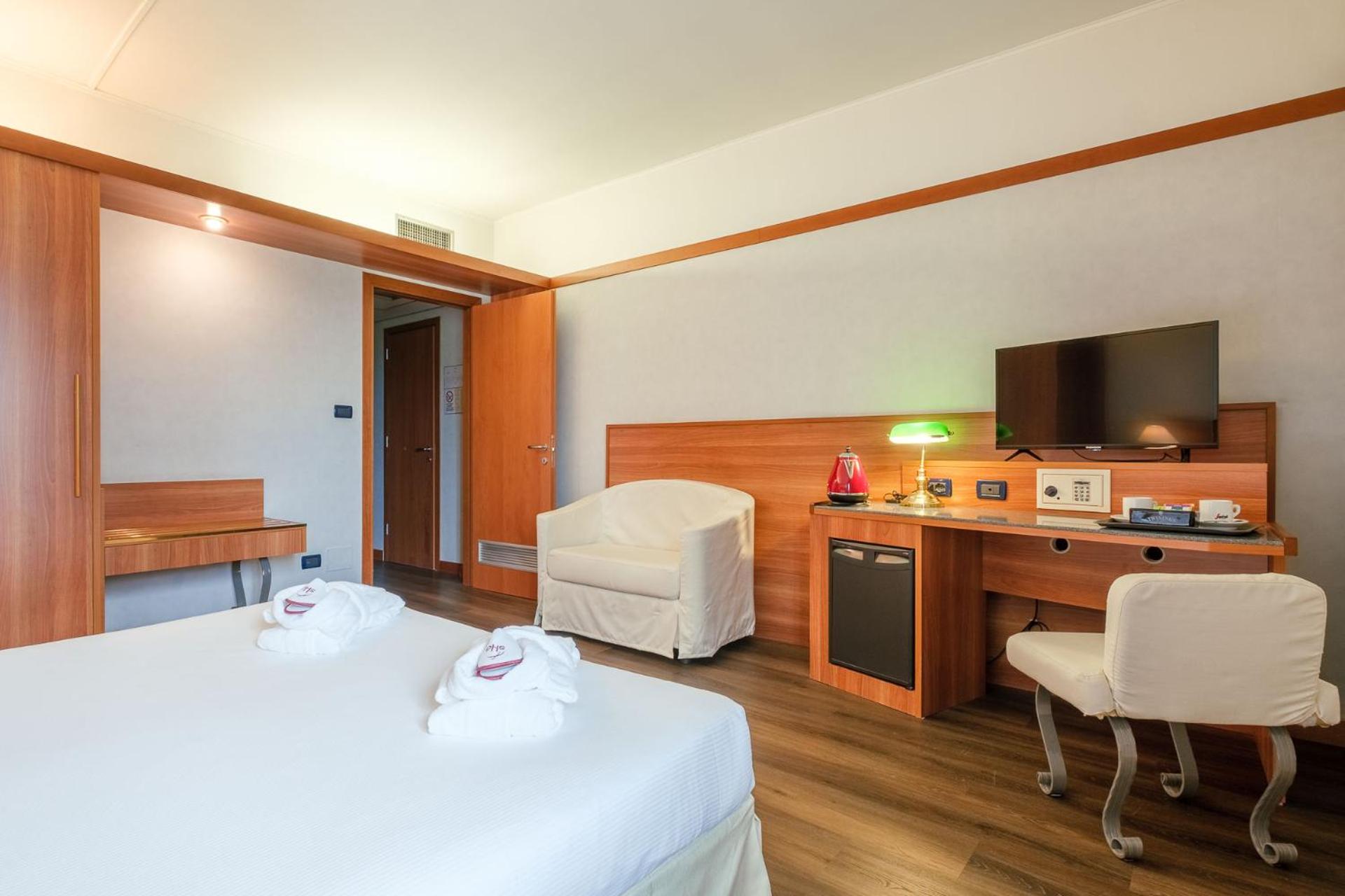 Superior Double or Twin Room - Photo 6