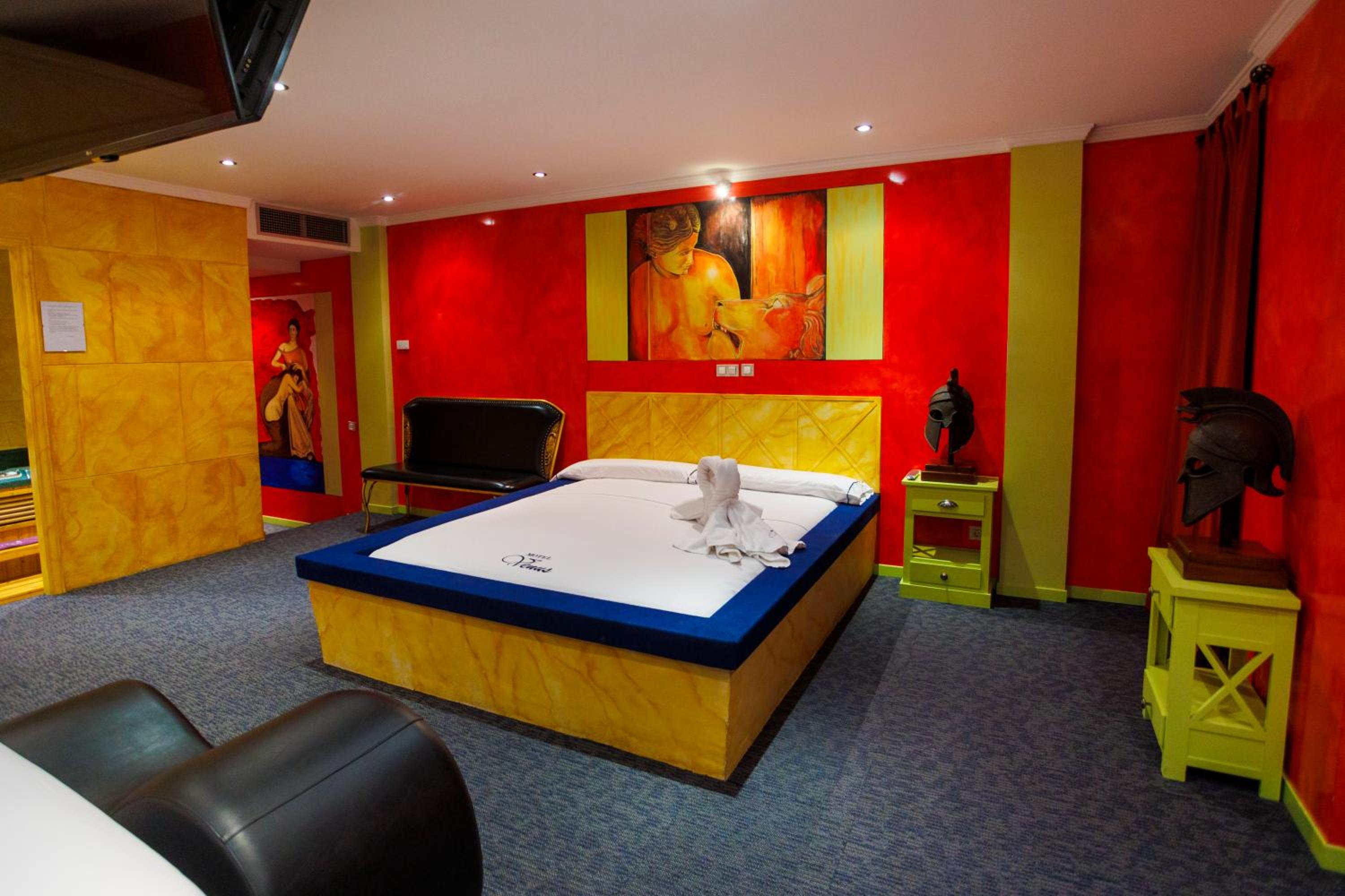 Deluxe Suite - Photo 12