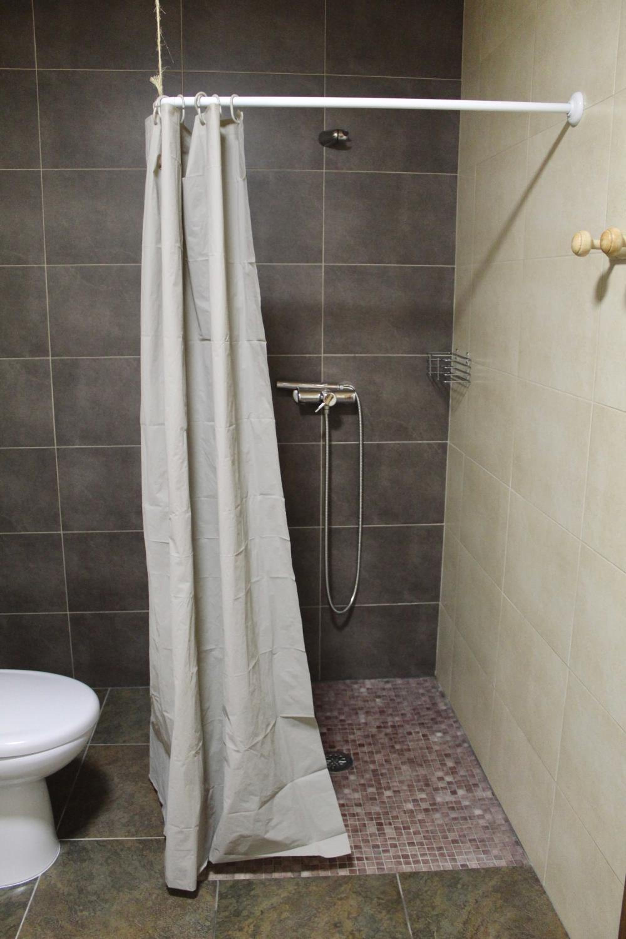 Triple Room with Private Bathroom - Photo 2