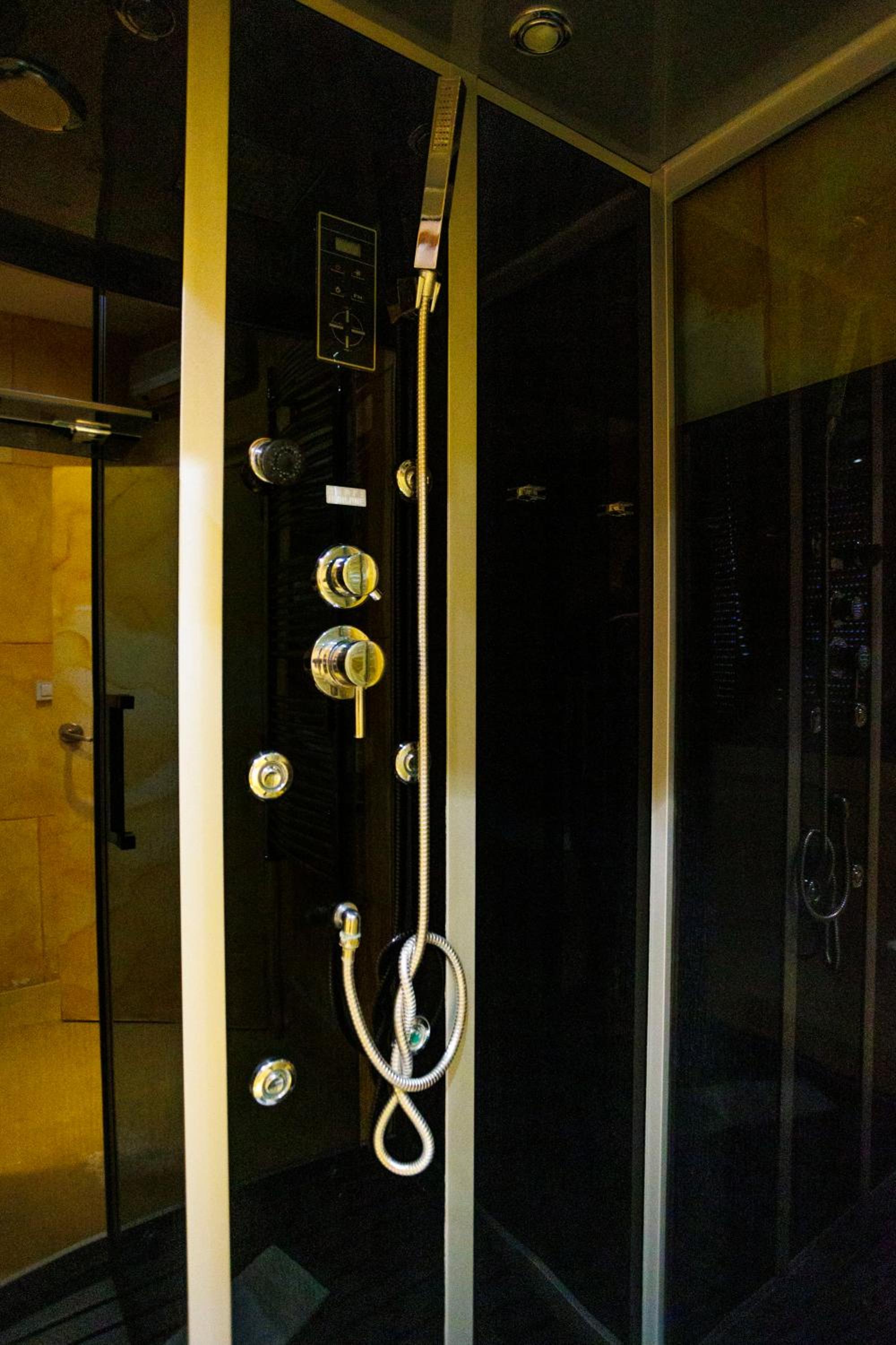 Deluxe Suite - Photo 13