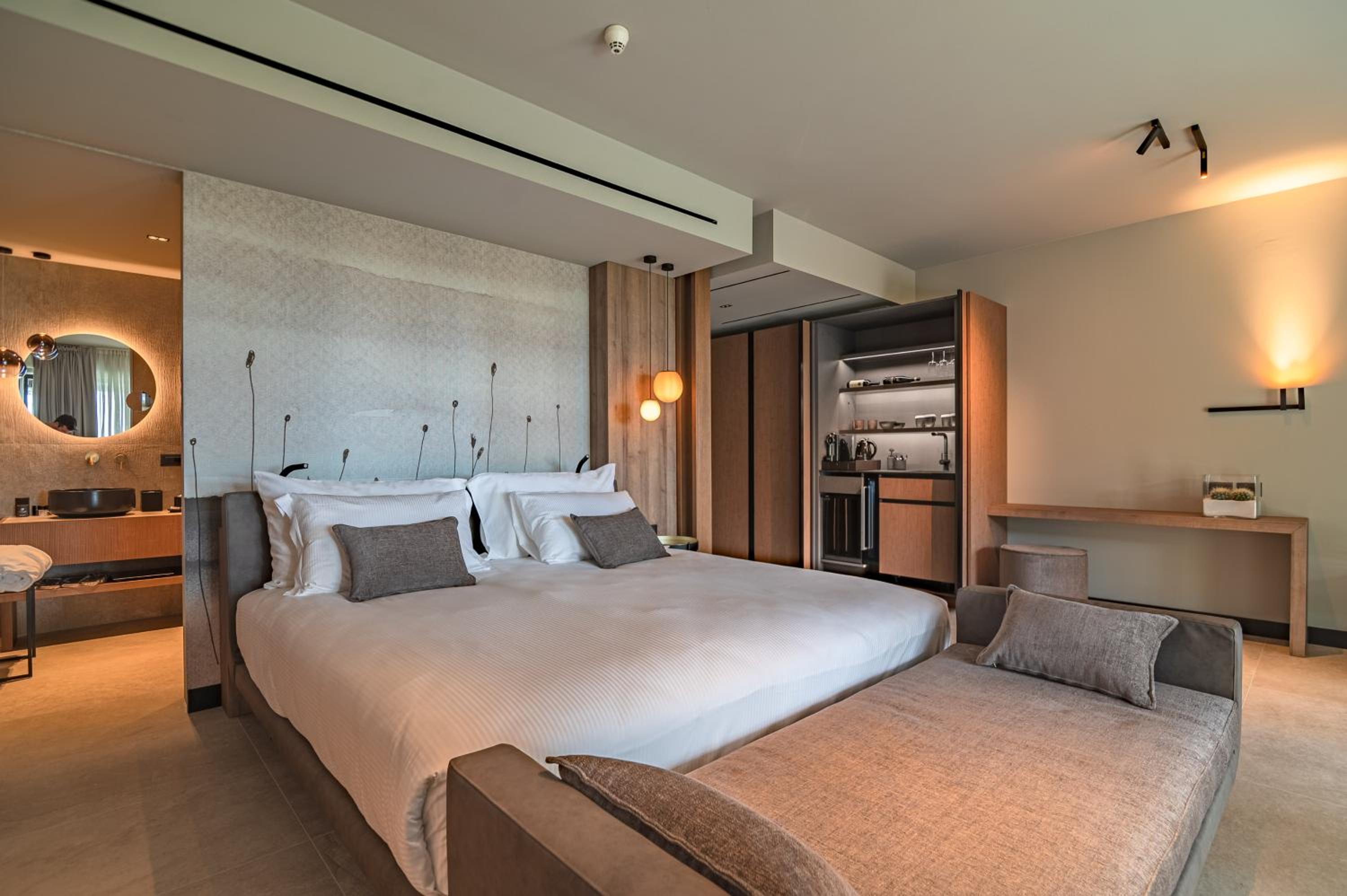 Deluxe Suite with Spa Bath