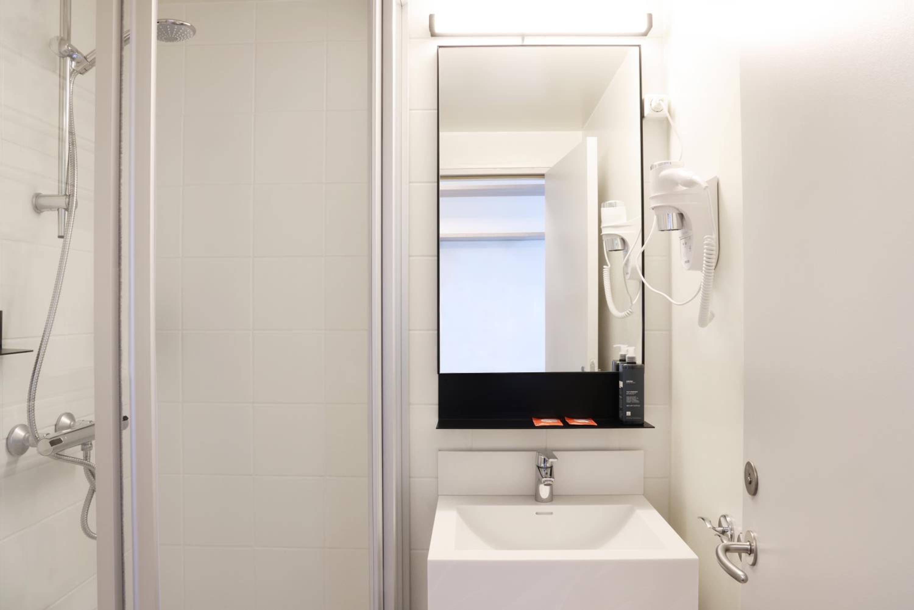 Twin Room - Photo 8
