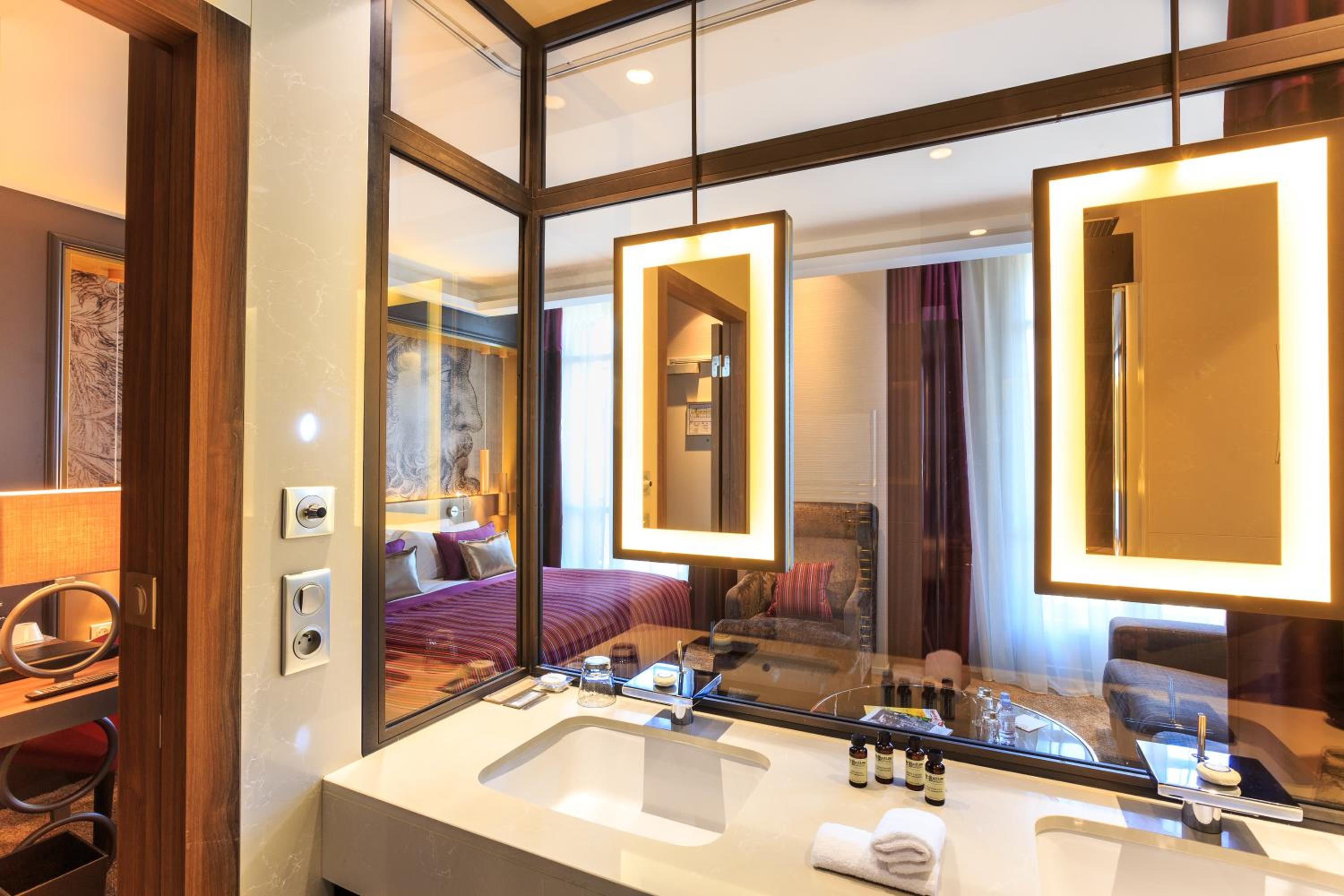 Deluxe King Room - Photo 4