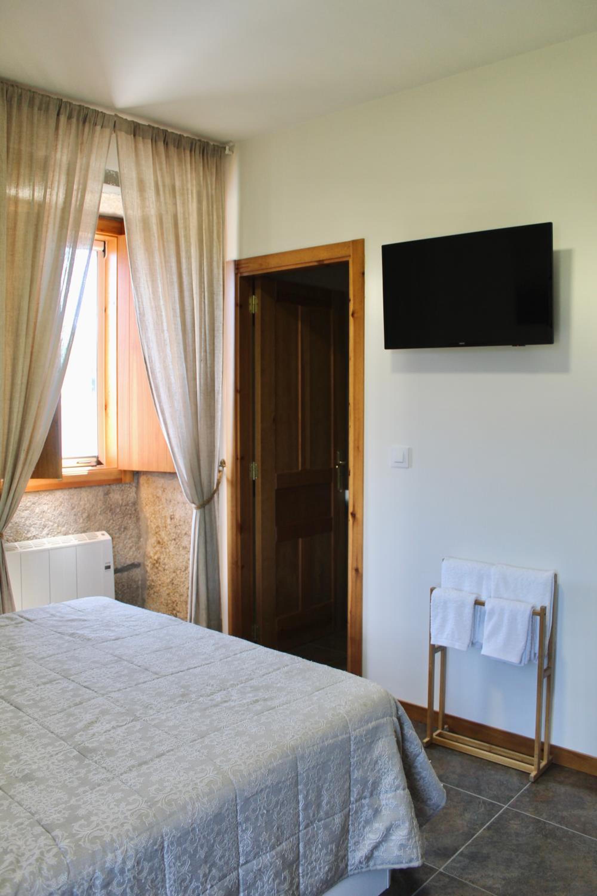 Double Room with Private Bathroom - Photo 13