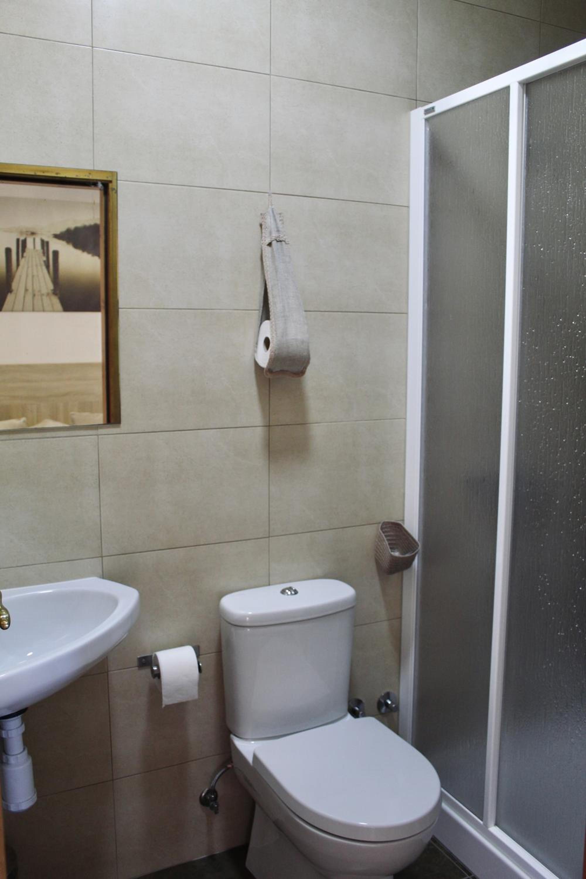 Double Room with Private Bathroom - Photo 16