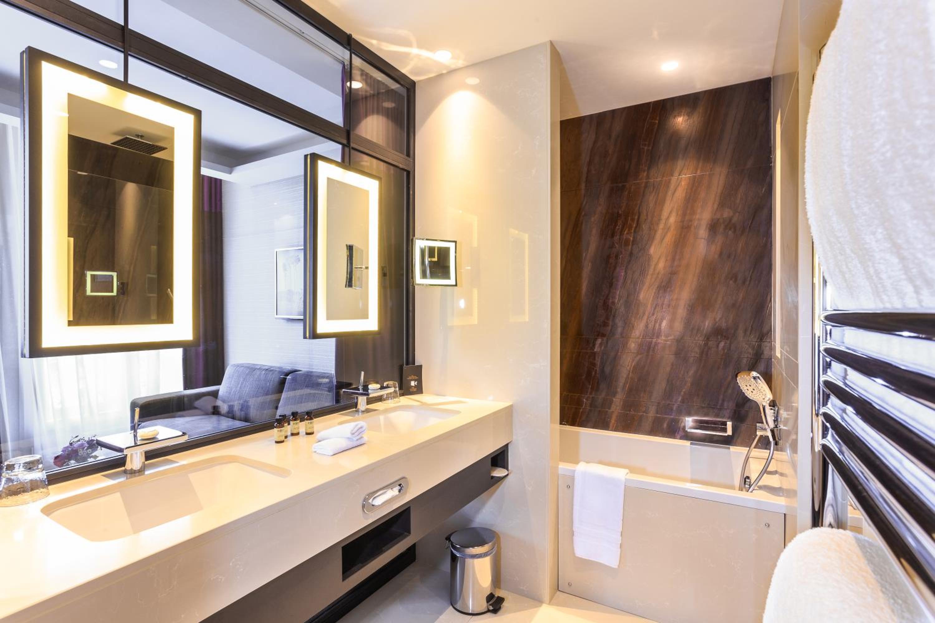 Deluxe King Room - Photo 2